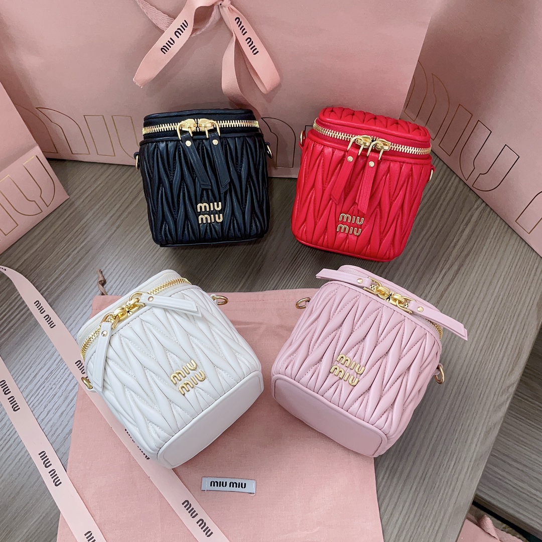 [TOP] Miu Miu Classic Matelasse lambskin  mini Cosmetic Bag 10.5 x 9.5 x 7  cm - 4 Color