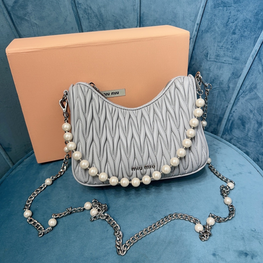 [TOP] Miu Miu Lambskin Pearl Decoration Bag 21 x 16.5 x 5.5 cm - 3 Color