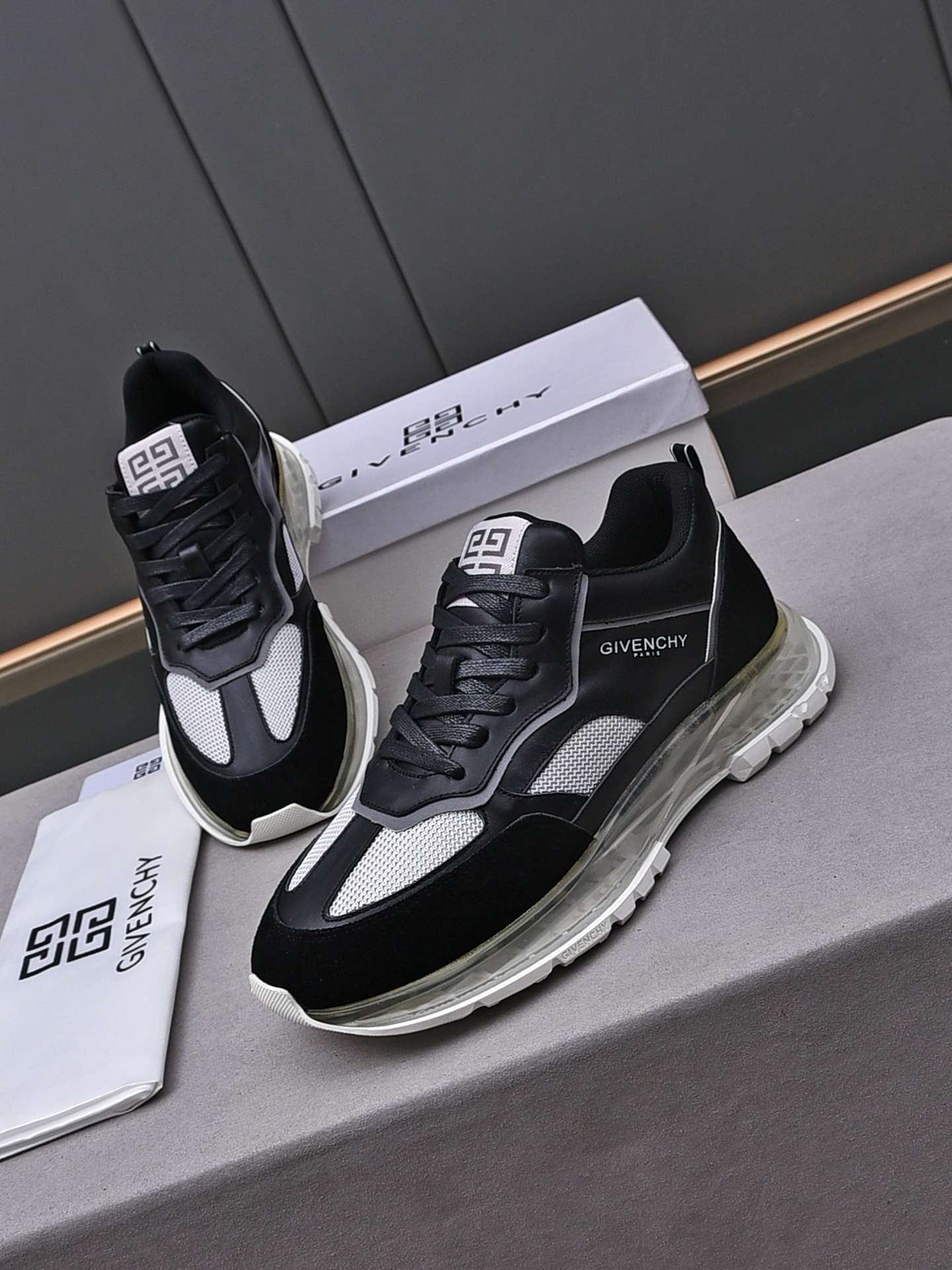 [TOP] GIVENCHY Comfortable Sneakers - 3 Colors