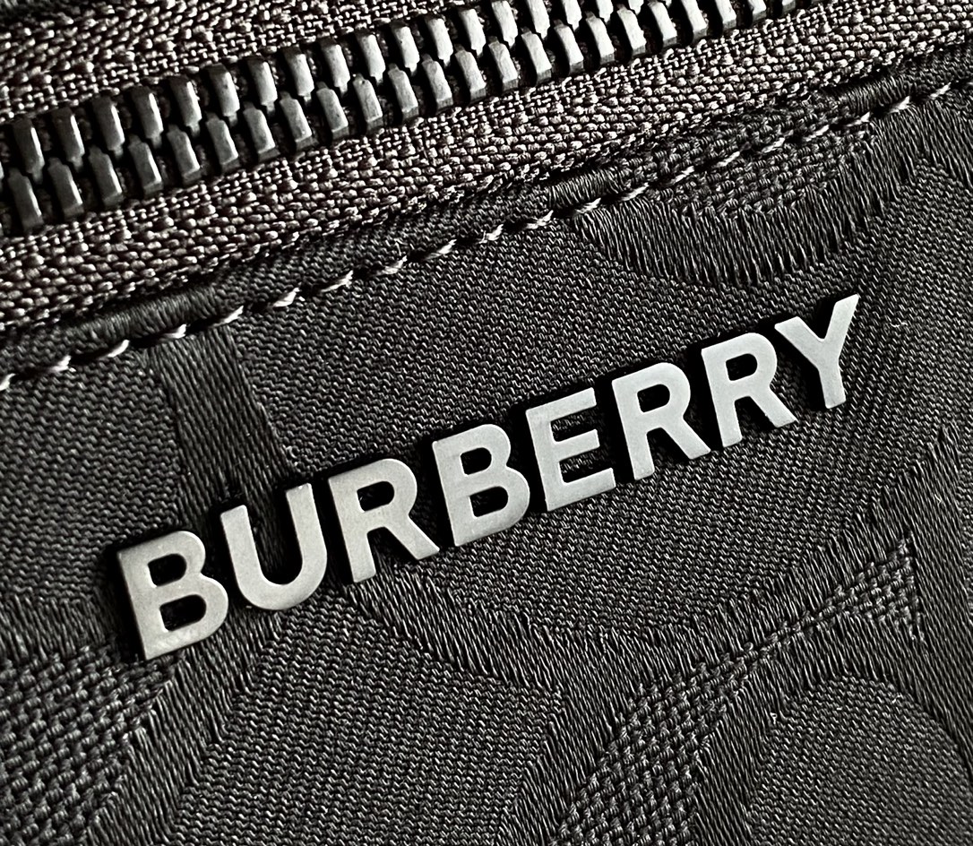 [TOP] BURBERRY Adjustable Thick Shoulder Bag - Black