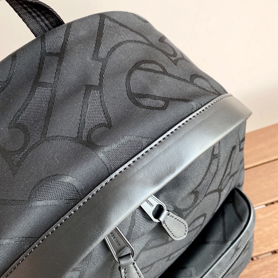 [TOP] BURBERRY Adjustable Thick Shoulder Bag - Black