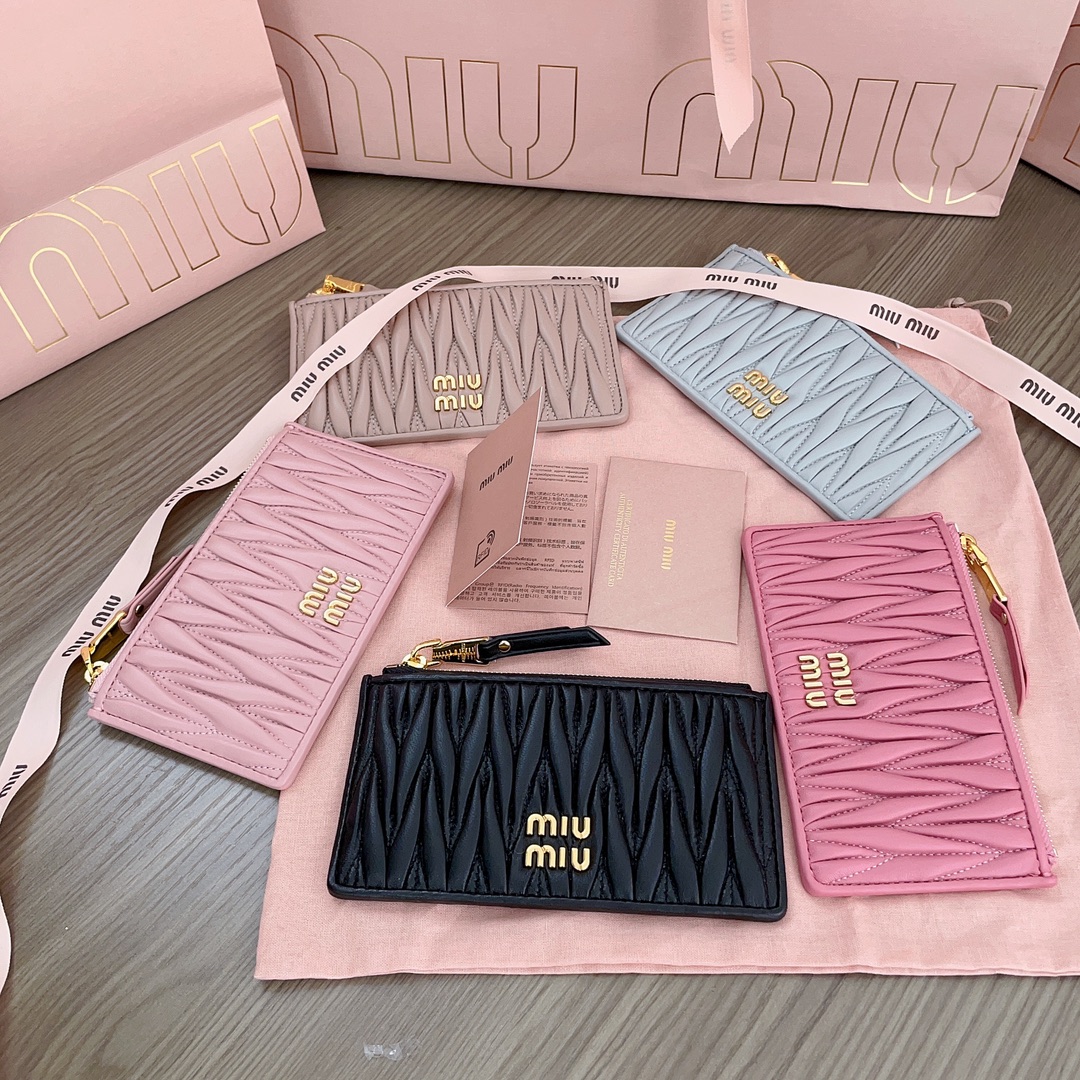 [TOP] Miu Miu Matelasse Pattern Pocket Wallet 8 x 15 cm - 5 Color