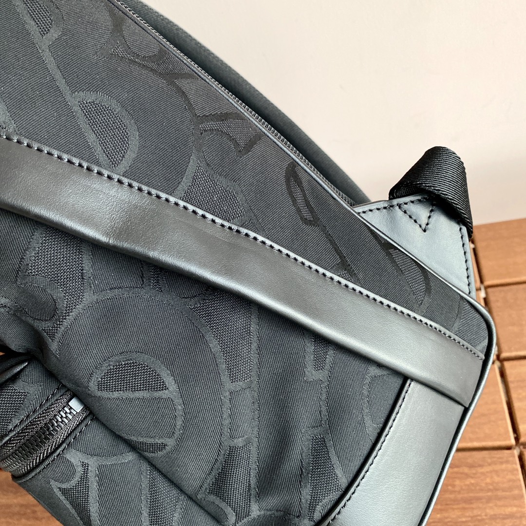 [TOP] BURBERRY Adjustable Thick Shoulder Bag - Black