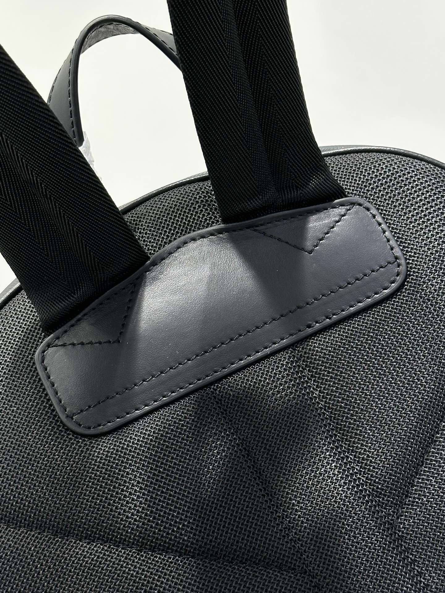 [TOP] BURBERRY Adjustable Thick Shoulder Bag - Black