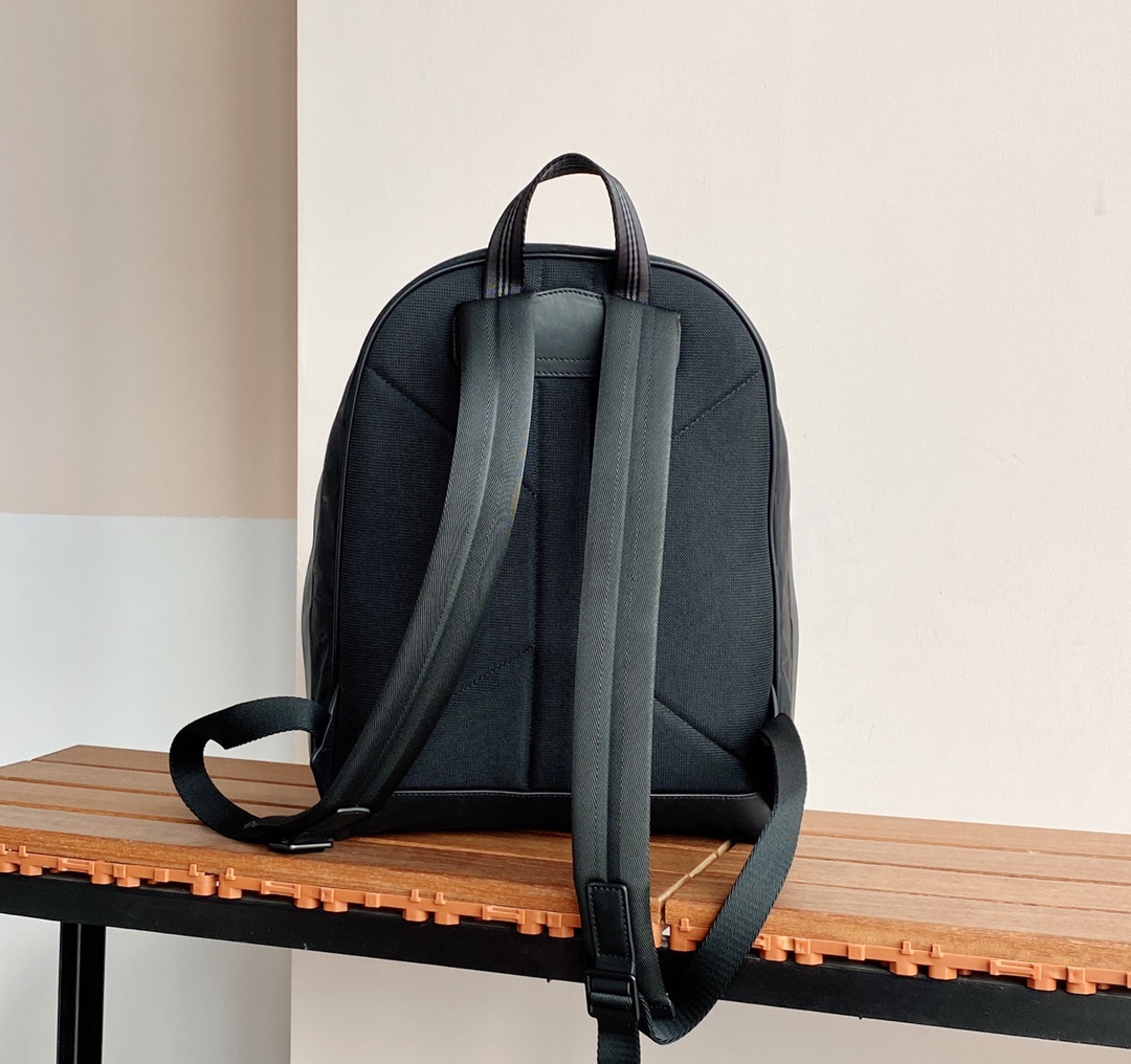 [TOP] BURBERRY Adjustable Thick Shoulder Bag - Black