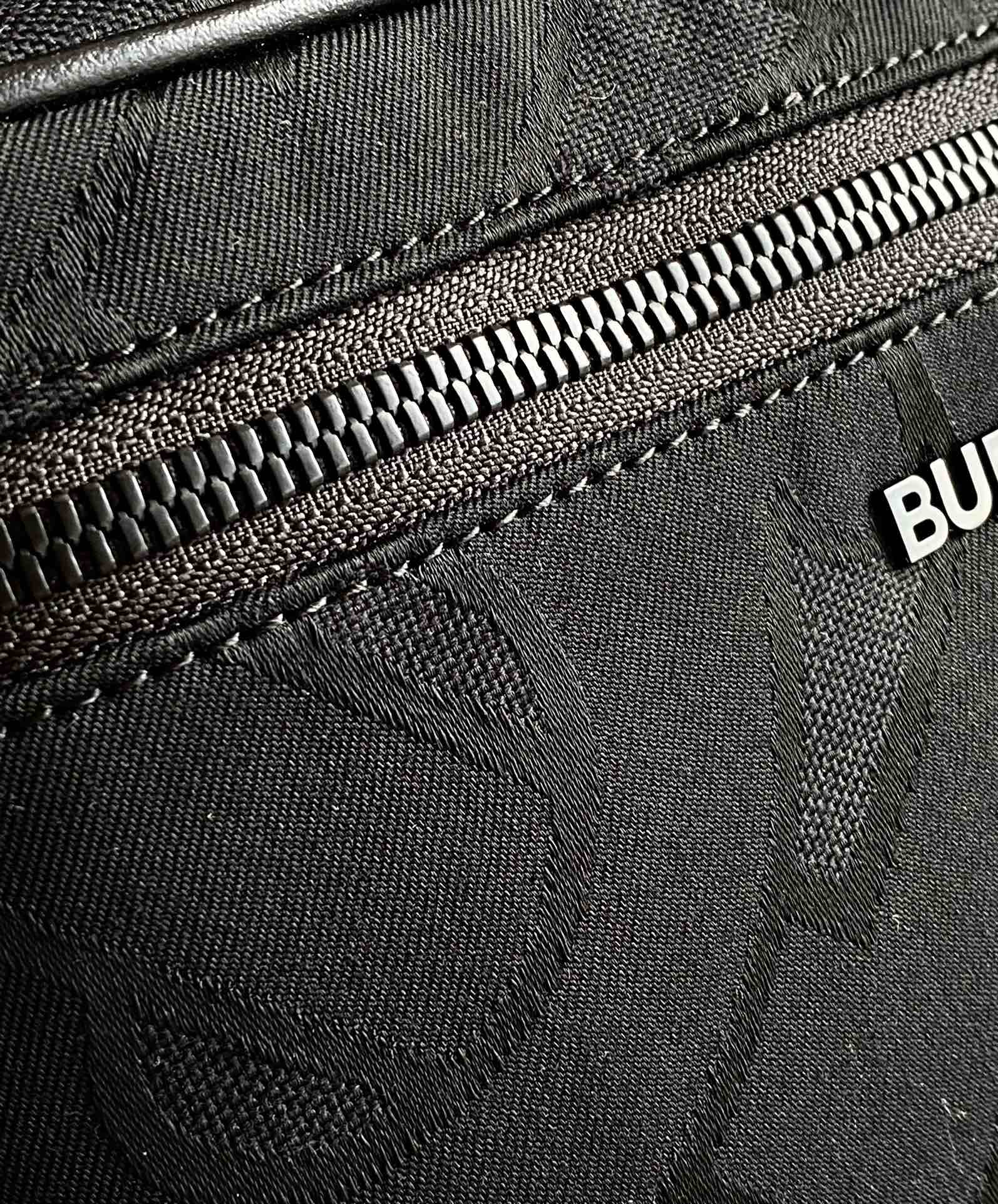 [TOP] BURBERRY Adjustable Thick Shoulder Bag - Black