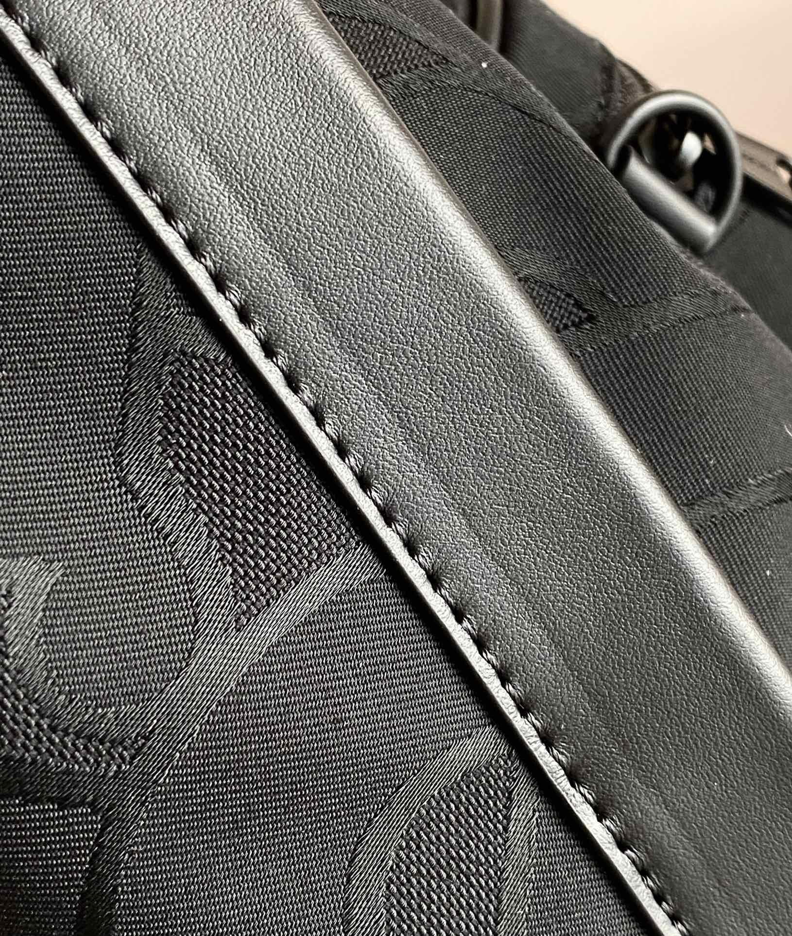 [TOP] BURBERRY Adjustable Thick Shoulder Bag - Black