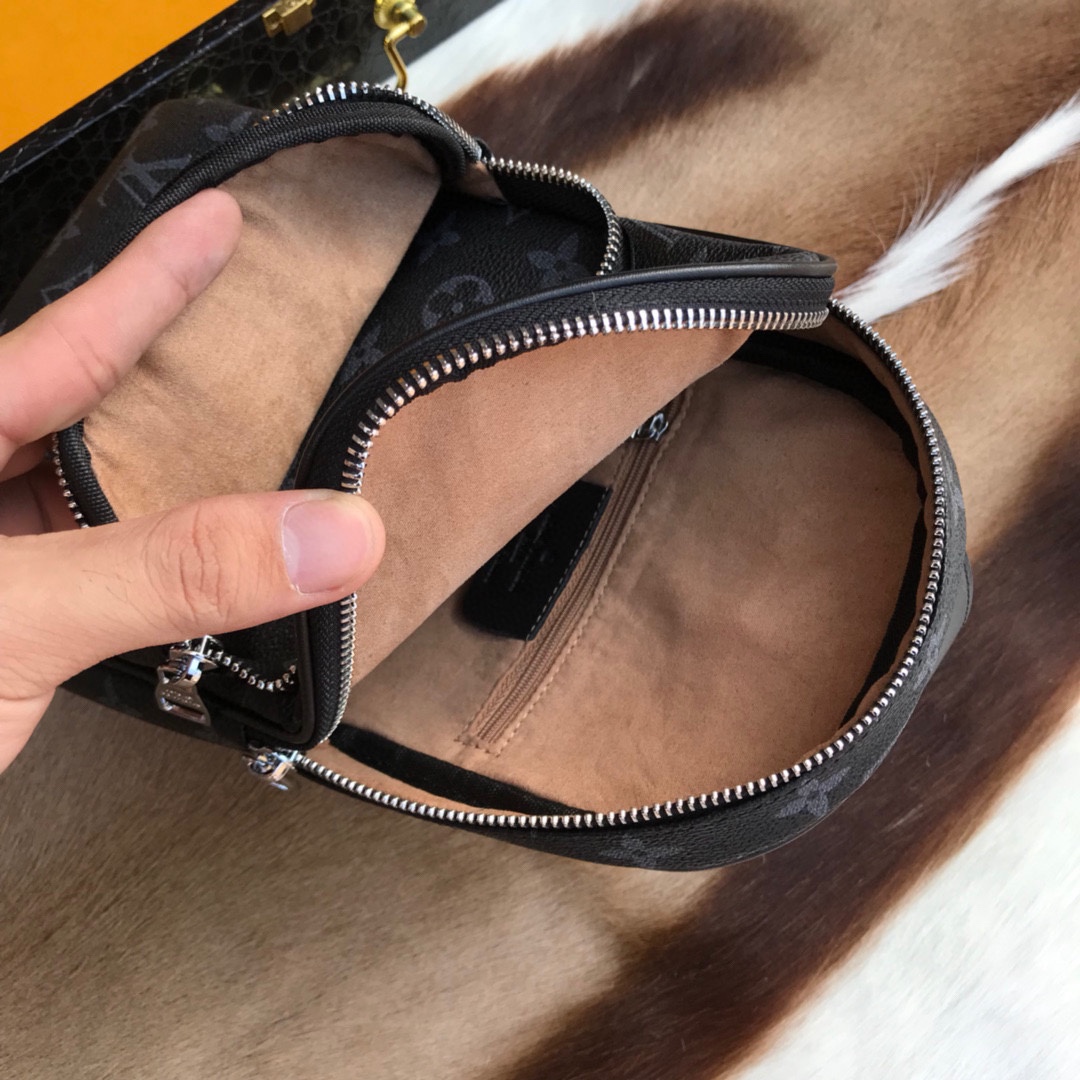 [TOP] Louis Vuitton LV New V-Chest  Bag - Black