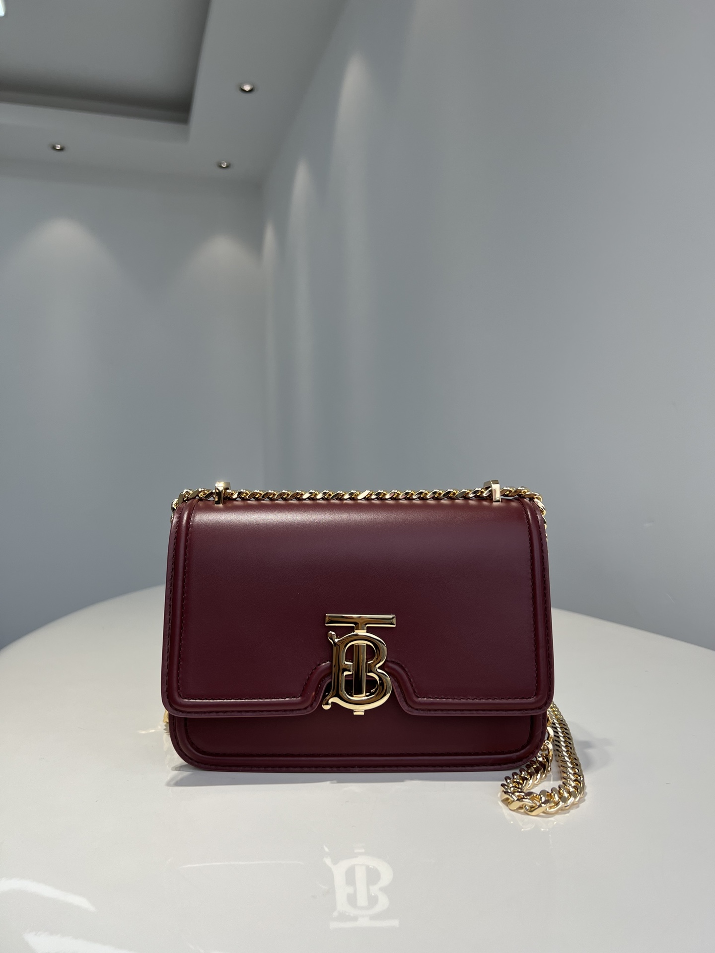 [TOP] BURBERRY Leather Chain Lock Bag - 2 Colors