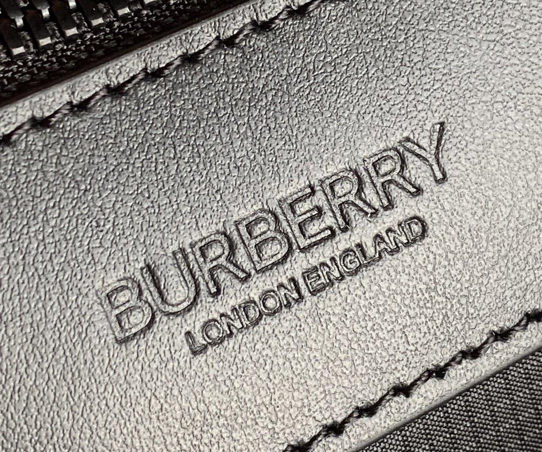 [TOP] BURBERRY Adjustable Thick Shoulder Bag - Black