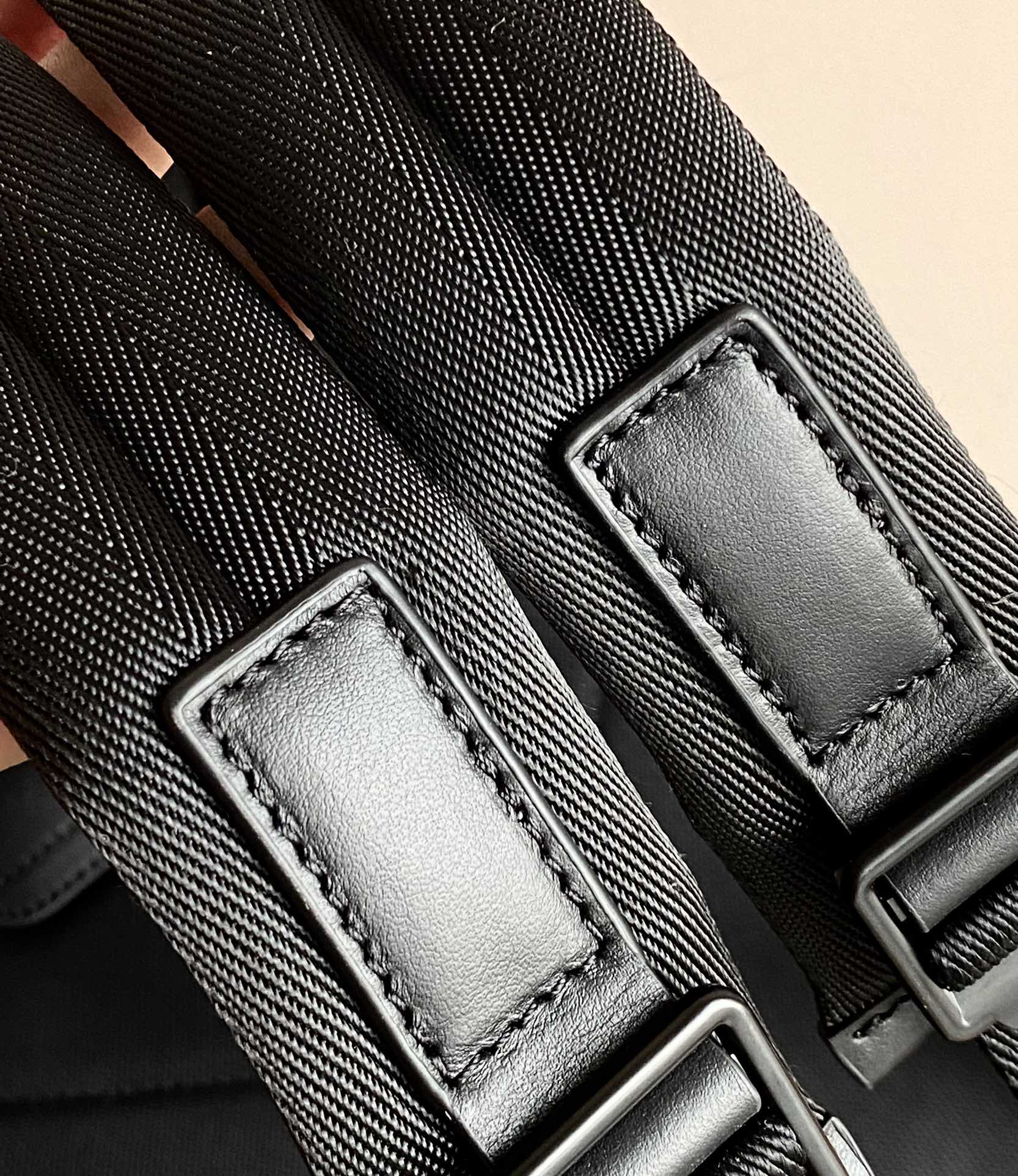 [TOP] BURBERRY Adjustable Thick Shoulder Bag - Black