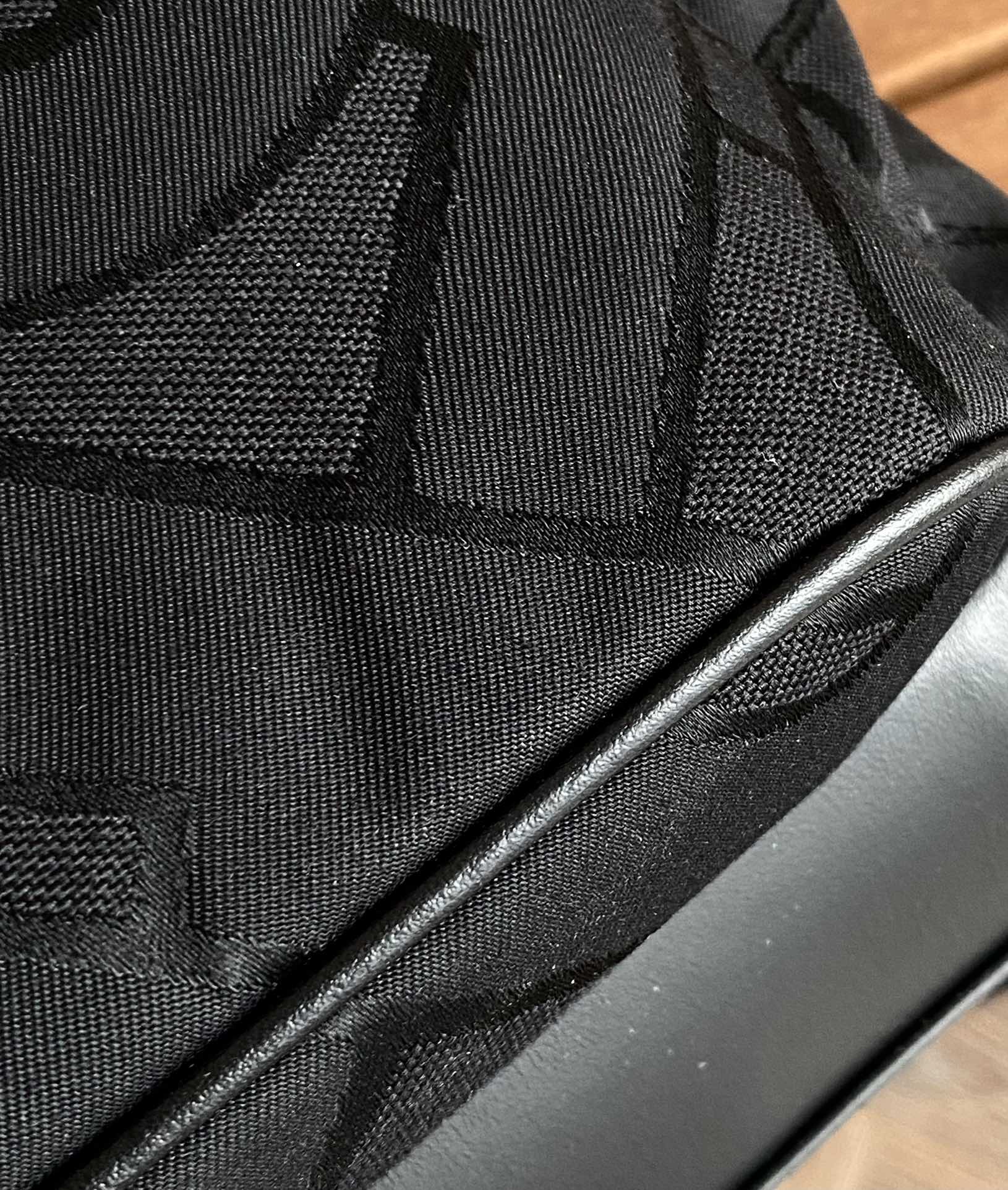 [TOP] BURBERRY Adjustable Thick Shoulder Bag - Black