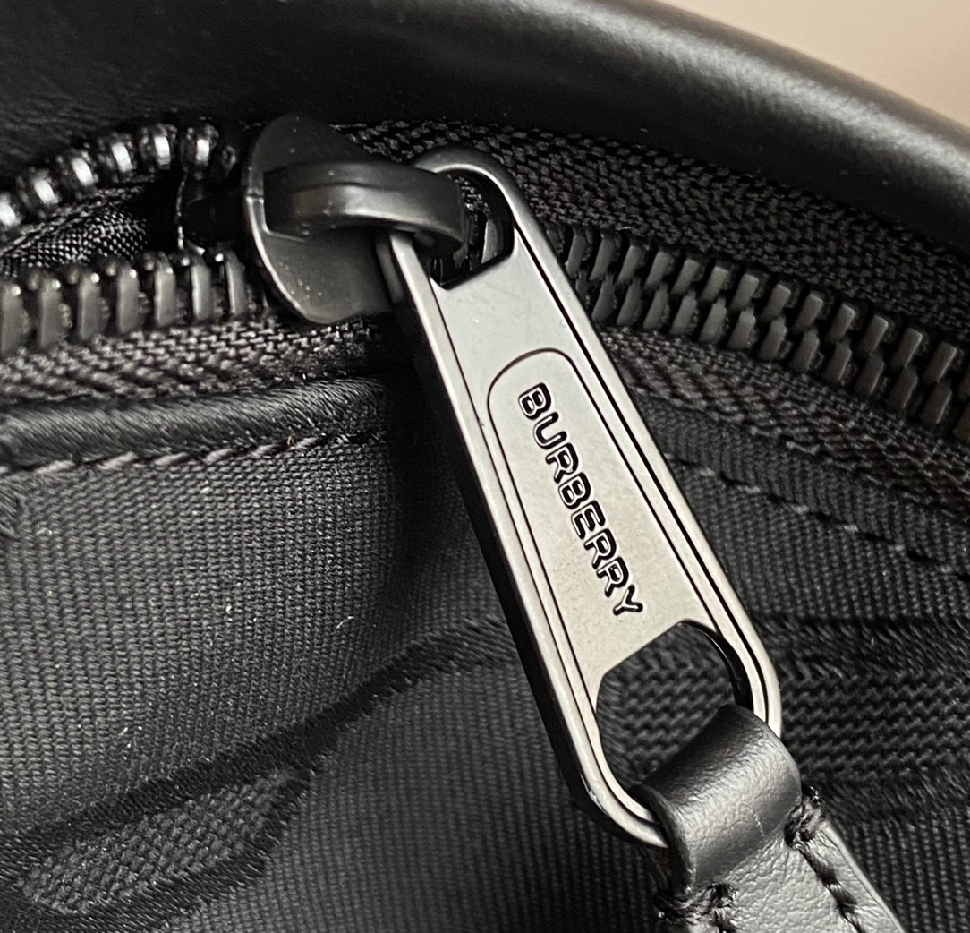 [TOP] BURBERRY Adjustable Thick Shoulder Bag - Black