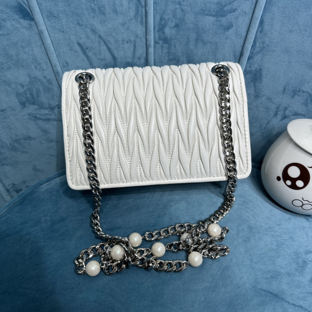 [TOP] Miu Miu Lambskin Sliding Metal and Pearl Shoulder Strap Bag 19 x 13 x 5 cm - 3 Color