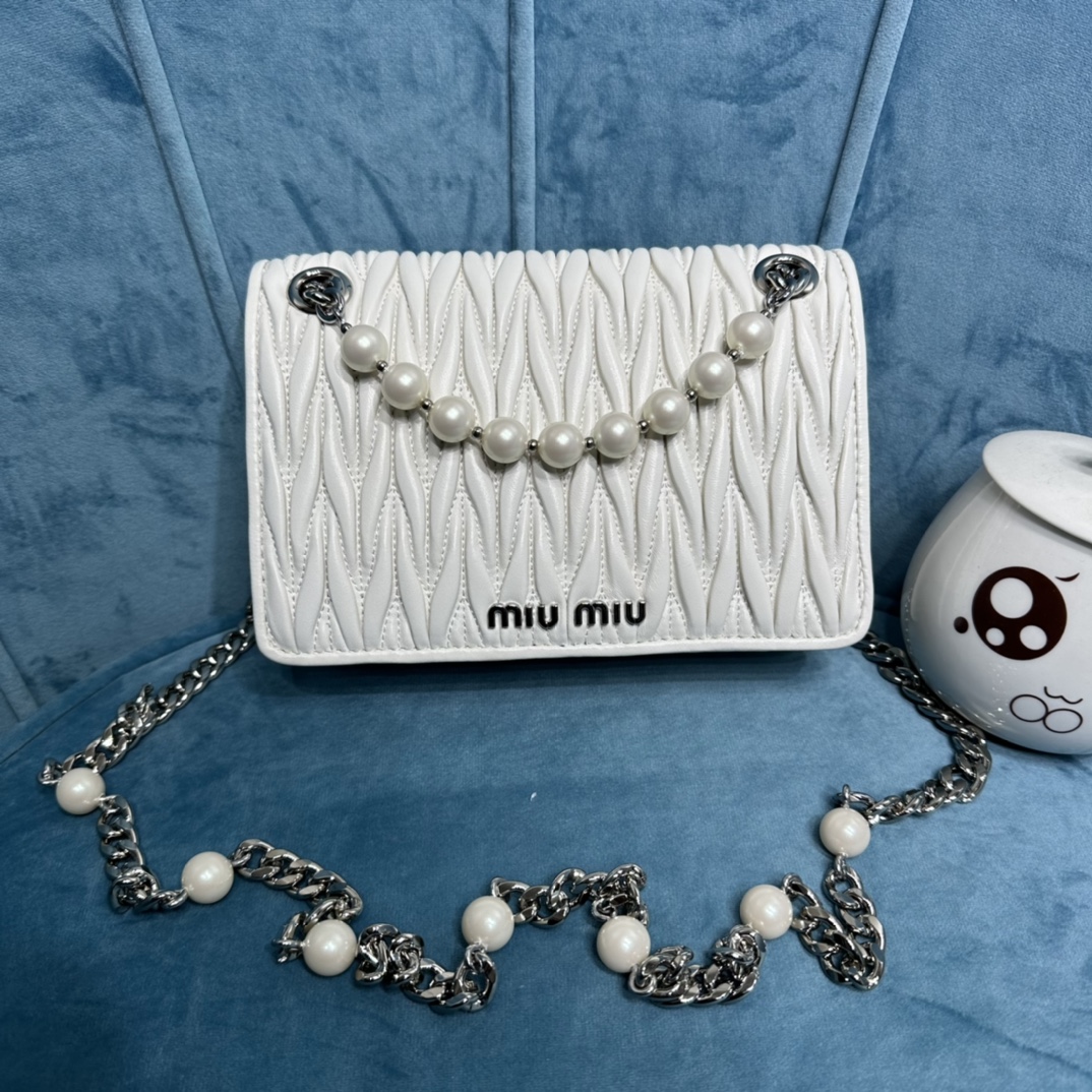 [TOP] Miu Miu Lambskin Sliding Metal and Pearl Shoulder Strap Bag 19 x 13 x 5 cm - 3 Color