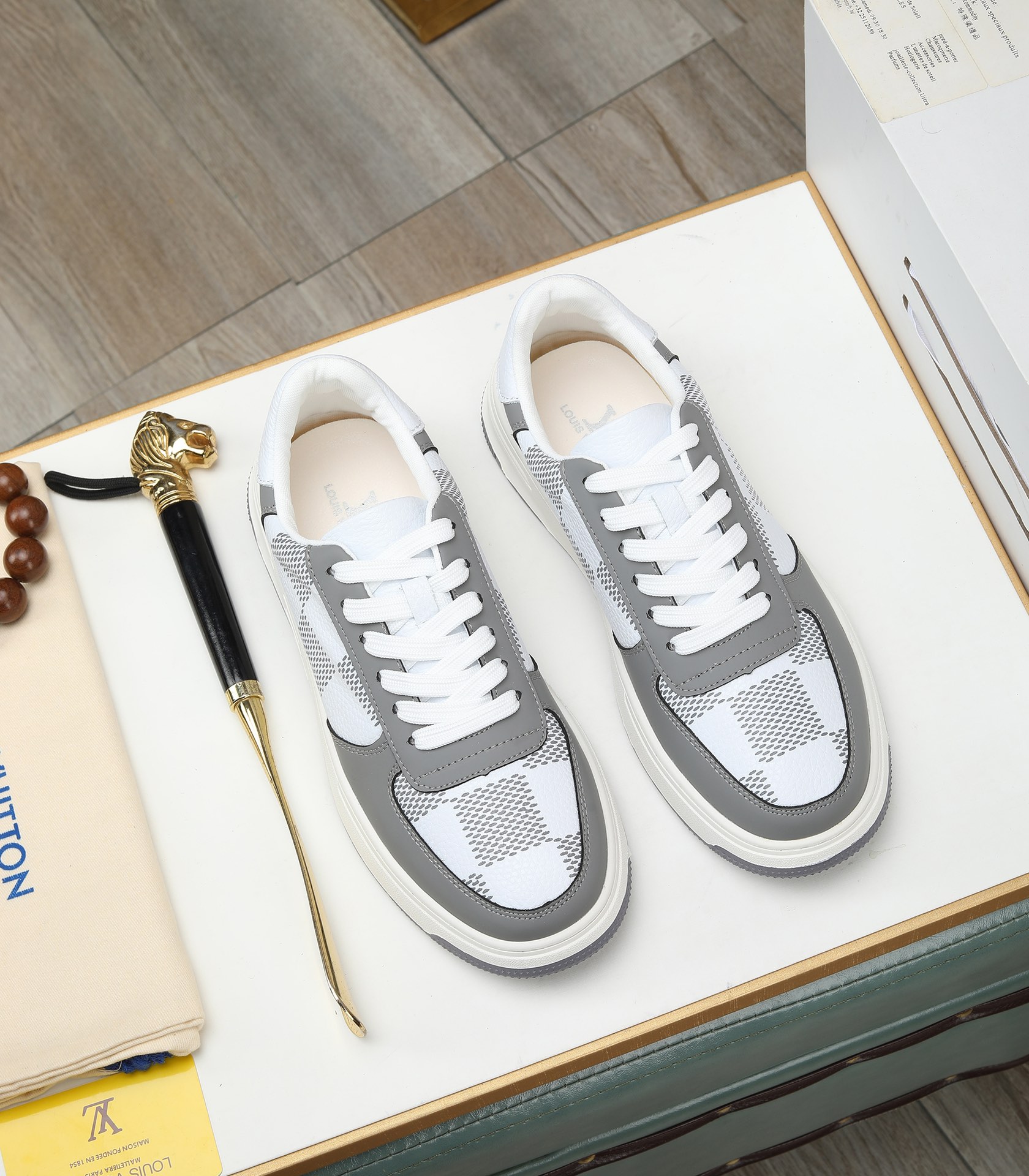 [TOP] Louis Vuitton LV Cowhide Casual Shoes - 2 Colors