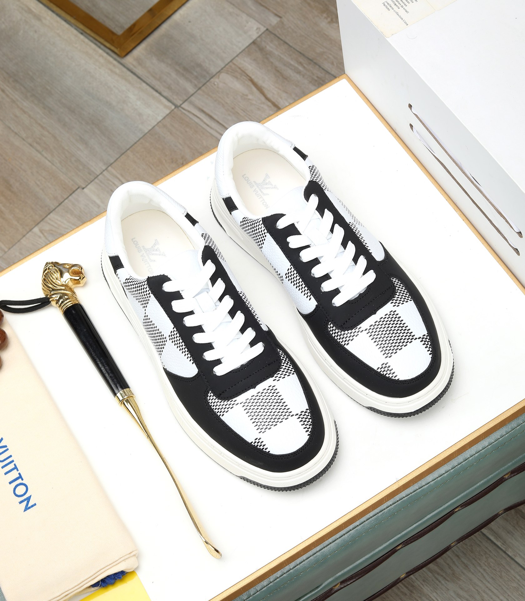 [TOP] Louis Vuitton LV Cowhide Casual Shoes - 2 Colors