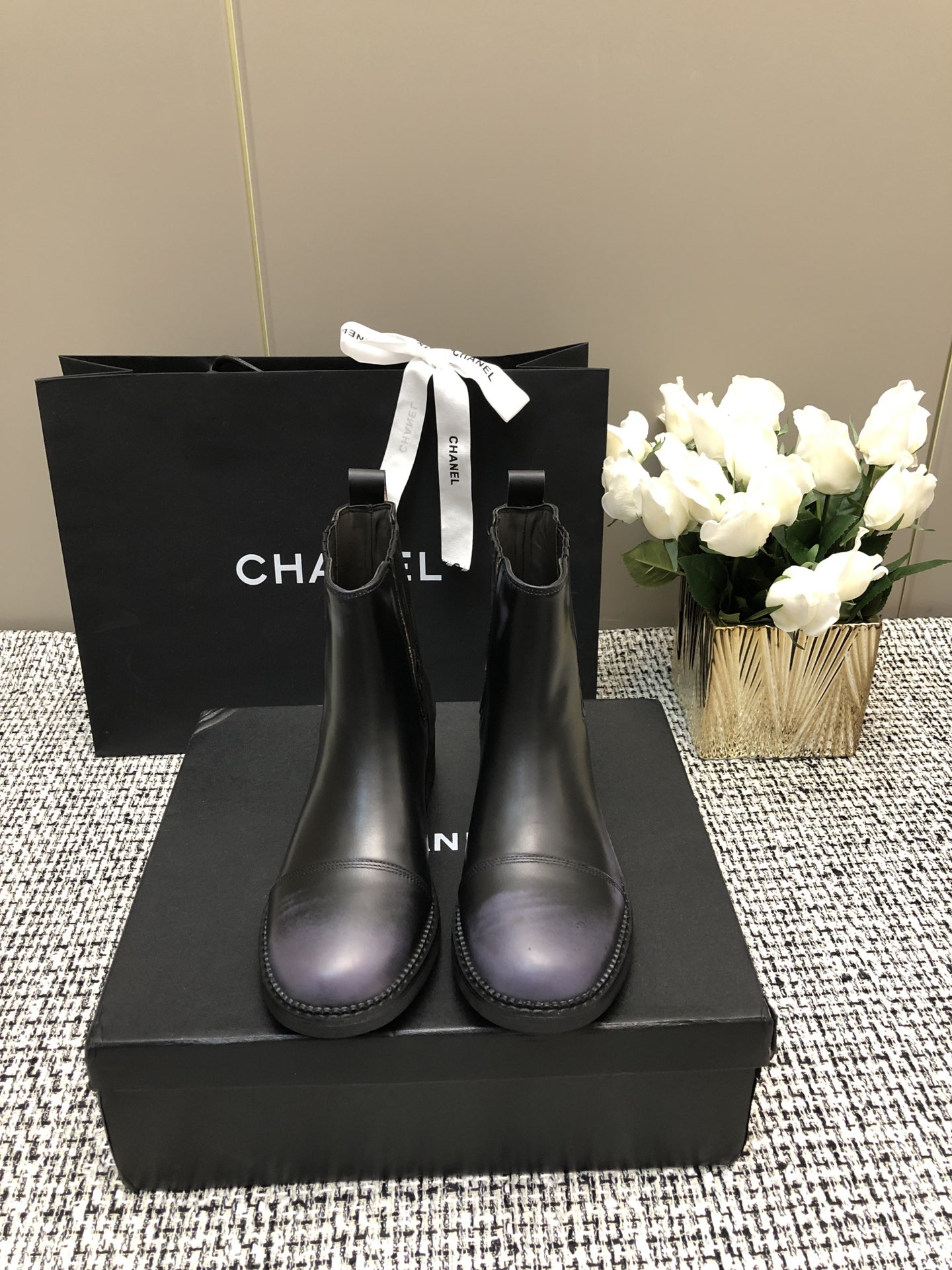 [TOP] CHANEL Cowhide Short Boots - 2 Colors