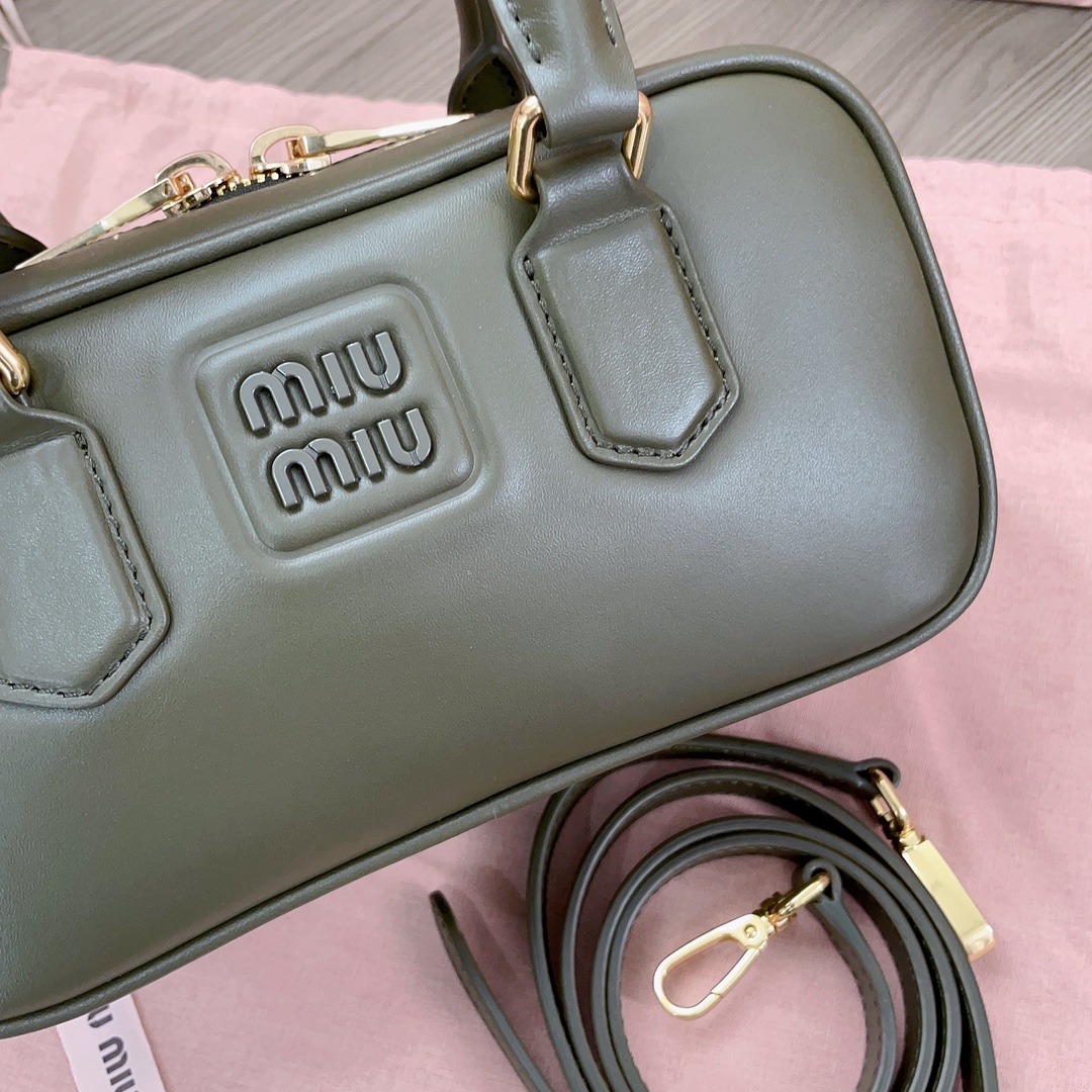 [TOP] Miu Miu Bowling Bag Calfskin 22 x 10.5 x 7.5 cm/27 x 12 x 9 cm - Army Green