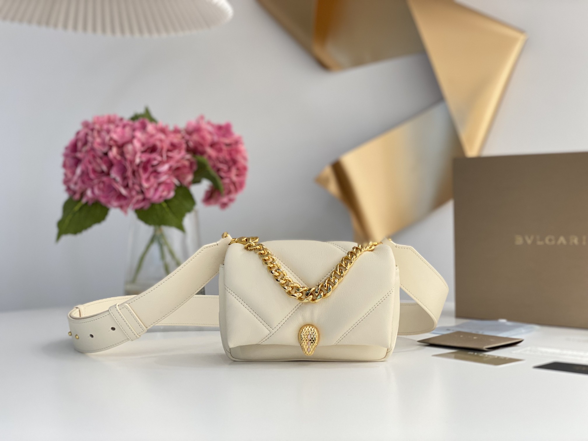 [TOP] BVLGARI Cabochon Quilted Bag Calfskin with Gold-plated Snakehead Buckle 18x12x8cm - White