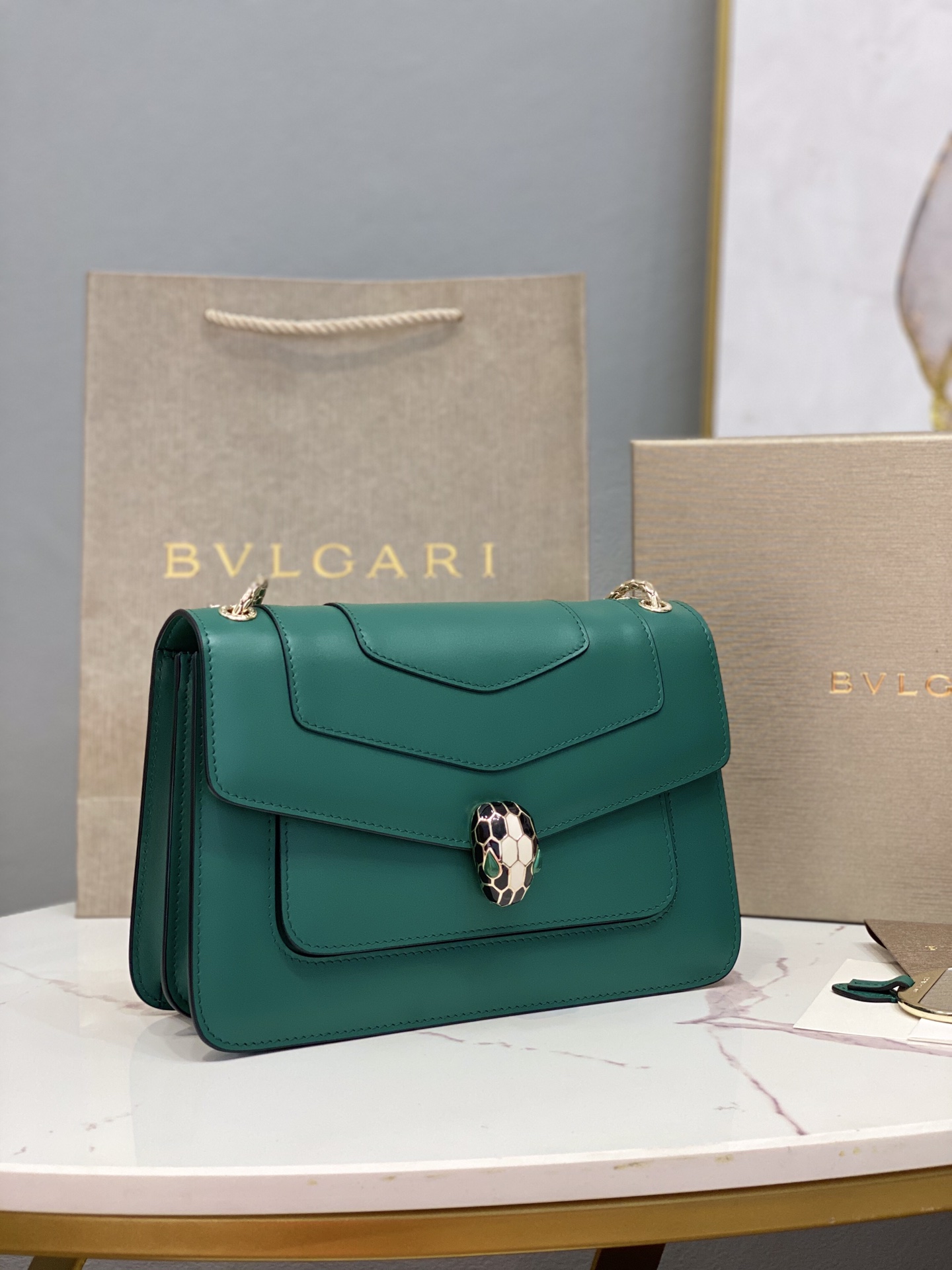 [TOP] BVLGARI Serpenti Forever Maxi Chain Bag Lambskin with Classic Snakehead Buckle 25x16x7cm - Emerald-green