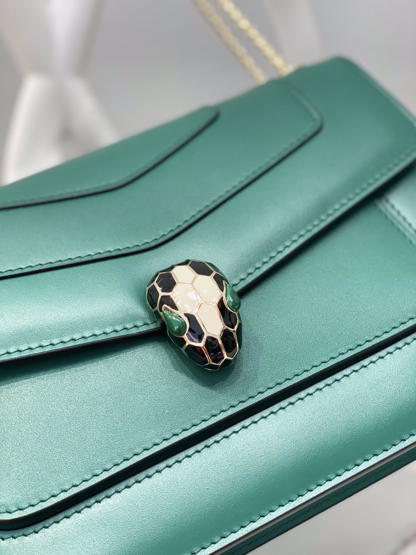 [TOP] BVLGARI Serpenti Forever Maxi Chain Bag Lambskin with Classic Snakehead Buckle 25x16x7cm - Emerald-green