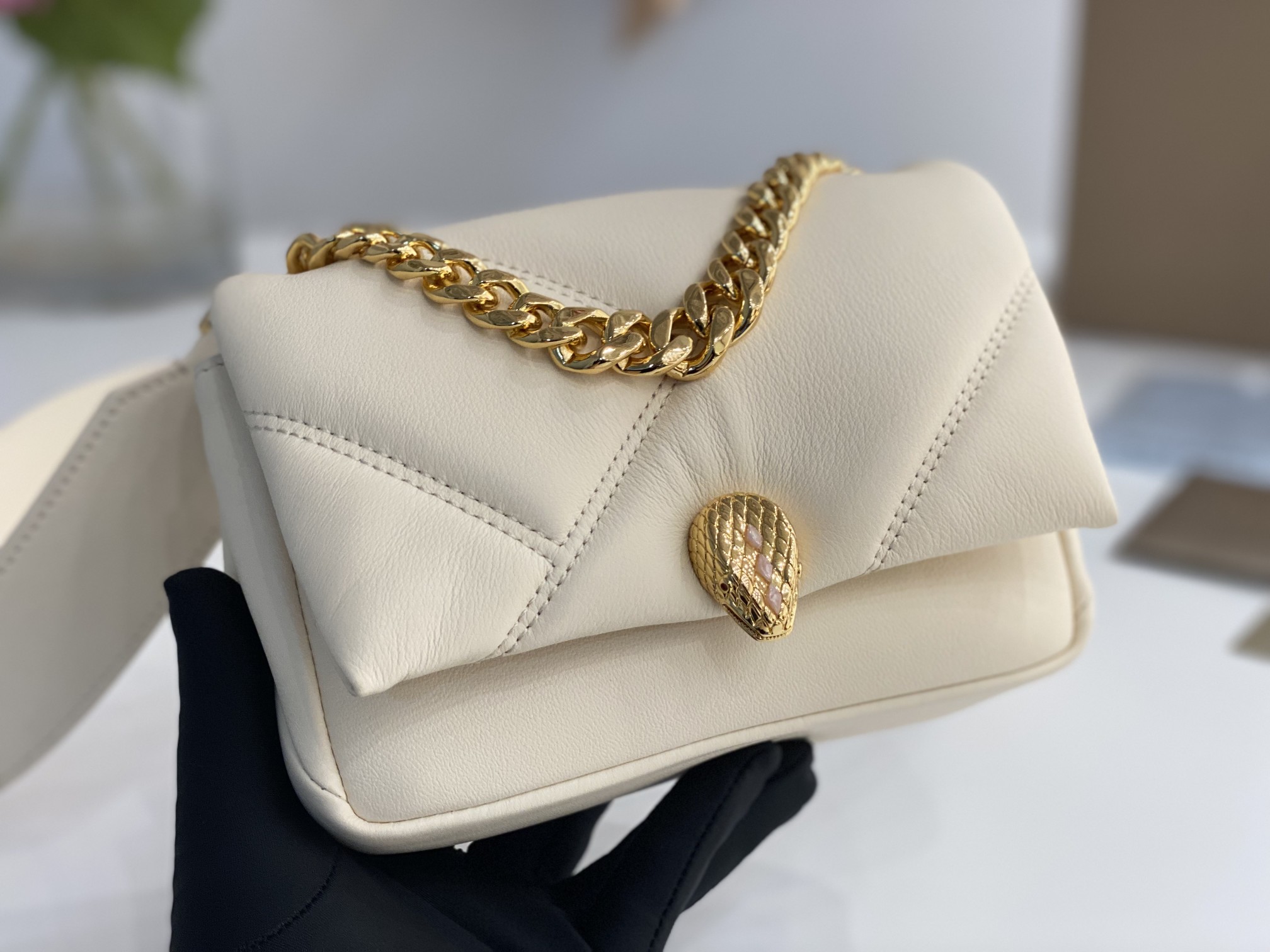 [TOP] BVLGARI Cabochon Quilted Bag Calfskin with Gold-plated Snakehead Buckle 18x12x8cm - White