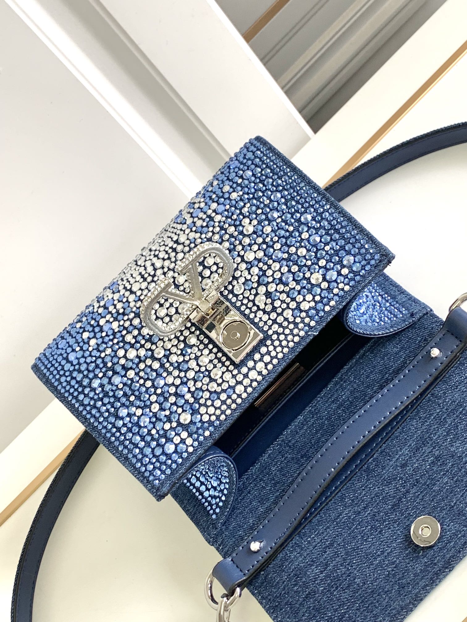 [TOP] VALENTINO Garavani Vsling Bag Denim Decorated with Crystals Mini 19x13x9cm - Blue Jeans