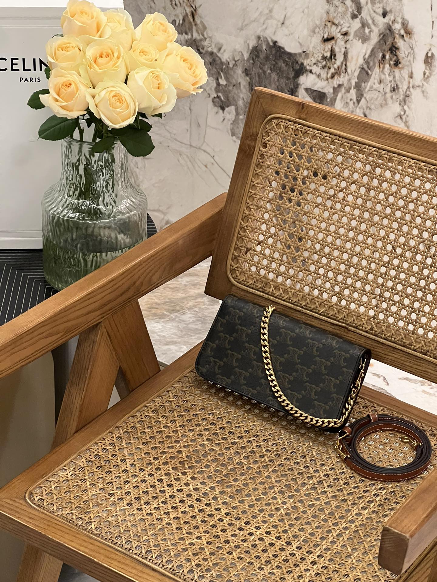 [TOP] CELINE Triomphe Chain Shoulder Bag Cowhide with Logo-printed 20.5x11x4cm