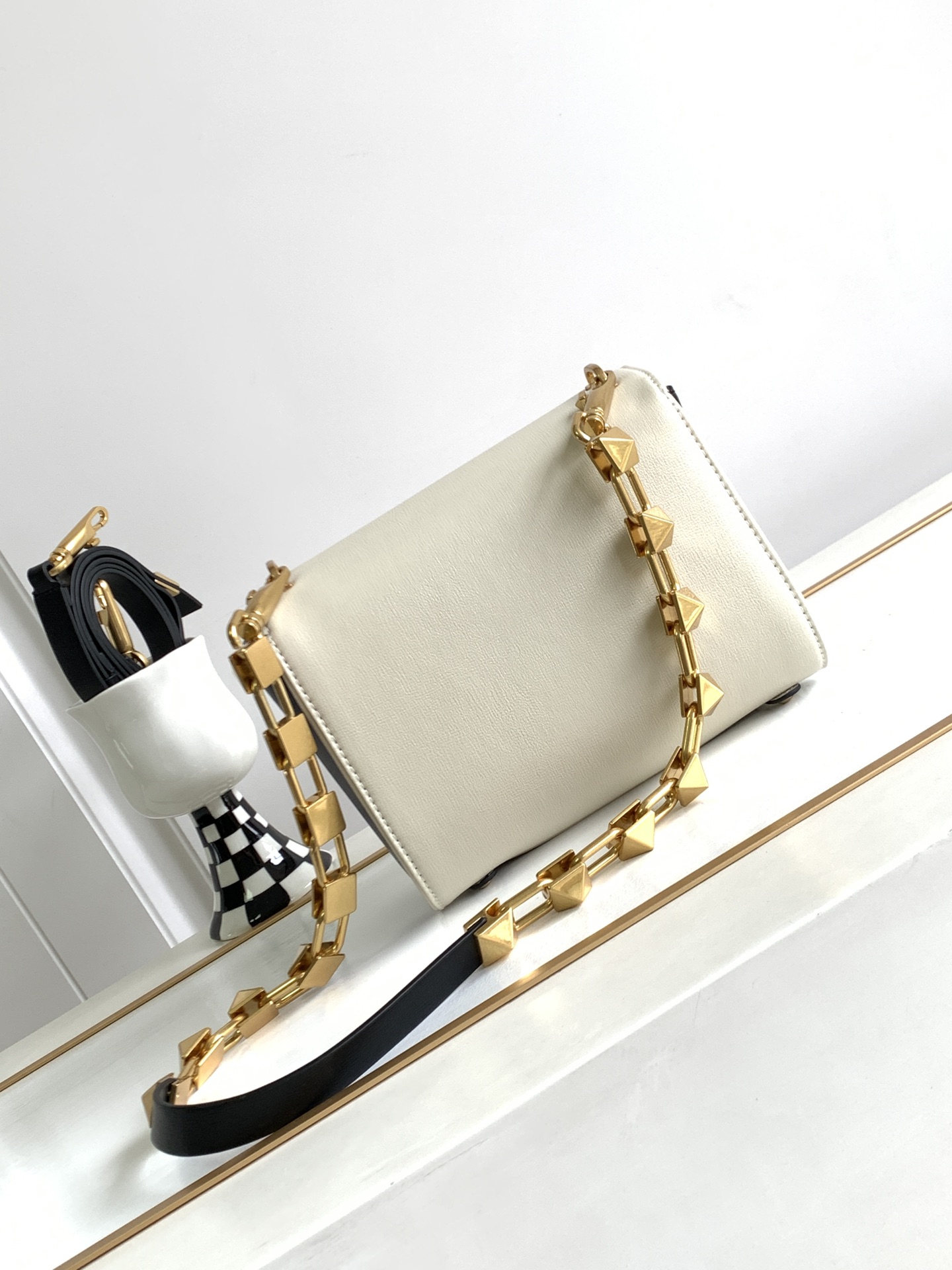 [TOP] VALENTINO Loco Bag with Signature Rivets and Metal Chain 20x15x7cm - 2 Color & SHW