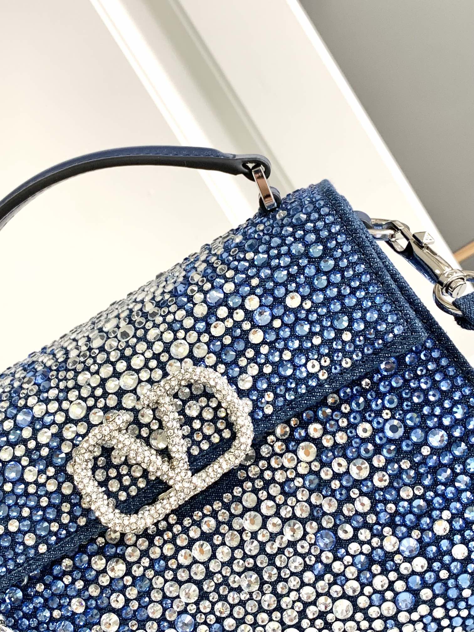 [TOP] VALENTINO Garavani Vsling Bag Denim Decorated with Crystals Mini 19x13x9cm - Blue Jeans