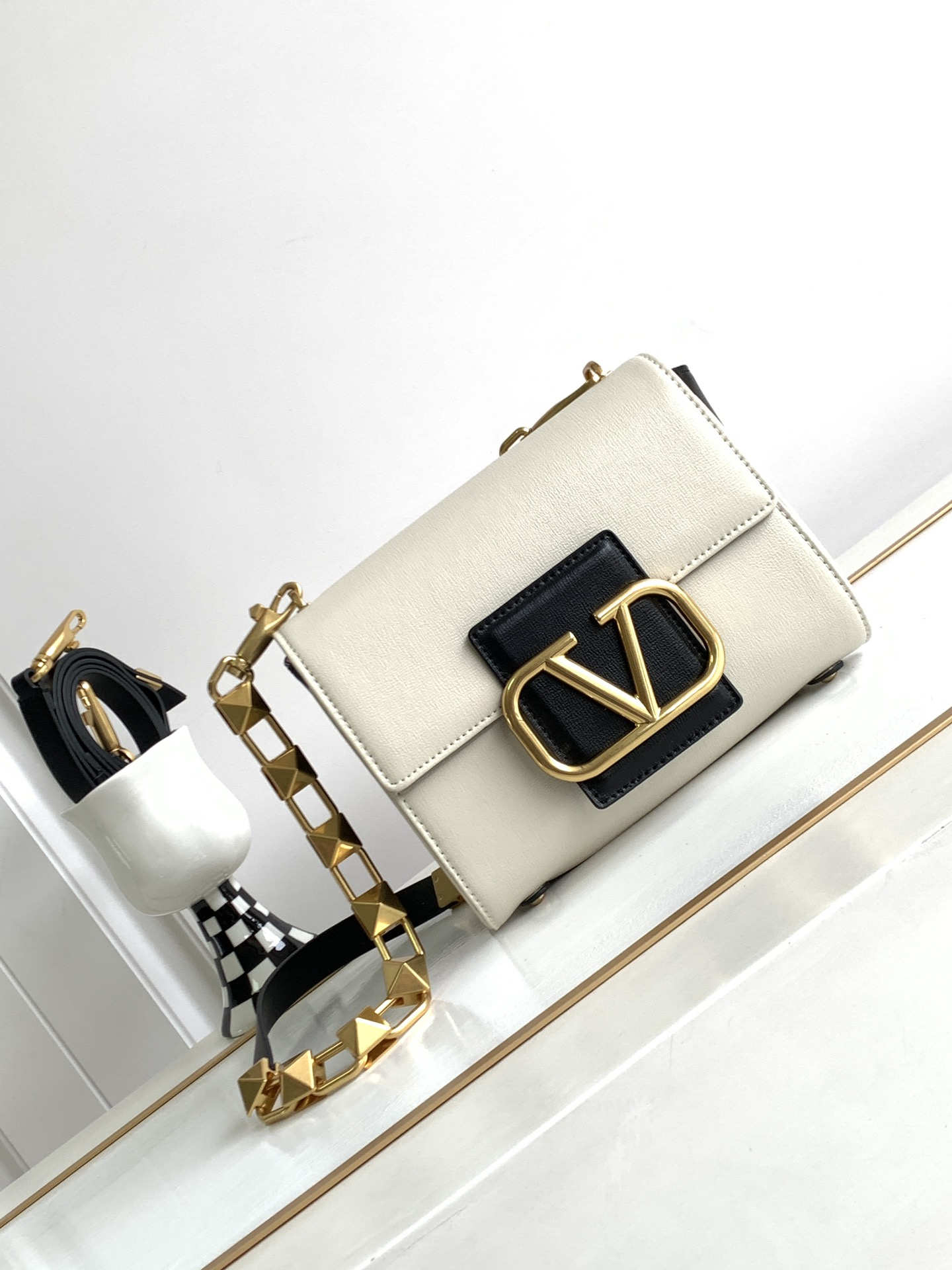 [TOP] VALENTINO Loco Bag with Signature Rivets and Metal Chain 20x15x7cm - 2 Color & SHW