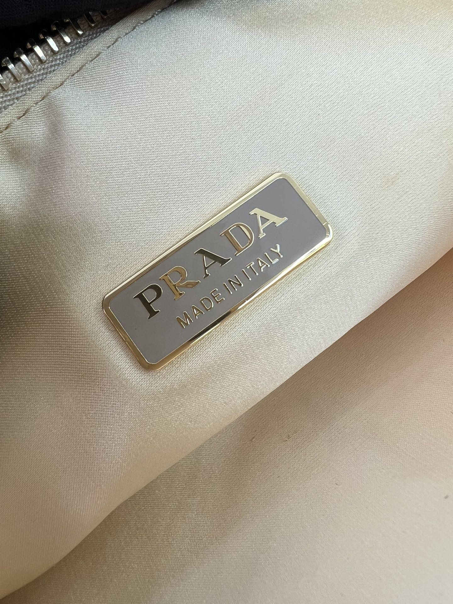 [TOP] PRADA Triangle Bag with Crystal Decoration Mini 26x15x6cm - Gold
