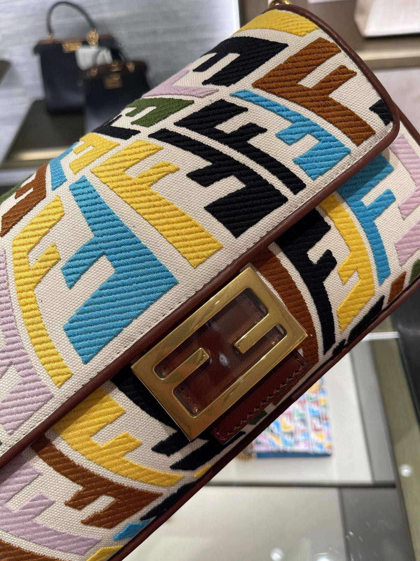 [TOP] FENDI Embroidery Baguette Bag - 26x13x6cm