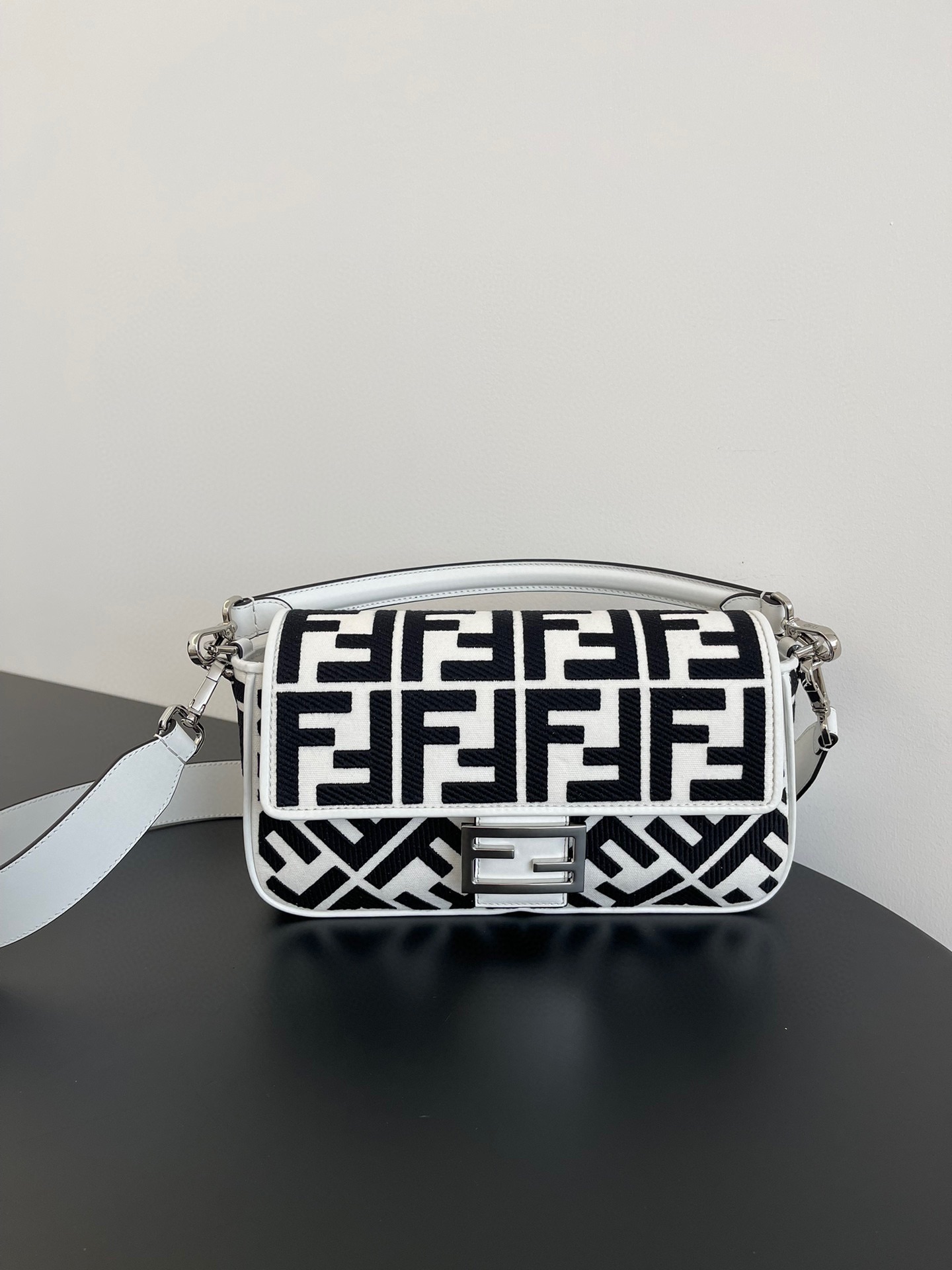 [TOP] FENDI Embroidery Baguette Bag - 26x5x15cm - 5 Colors
