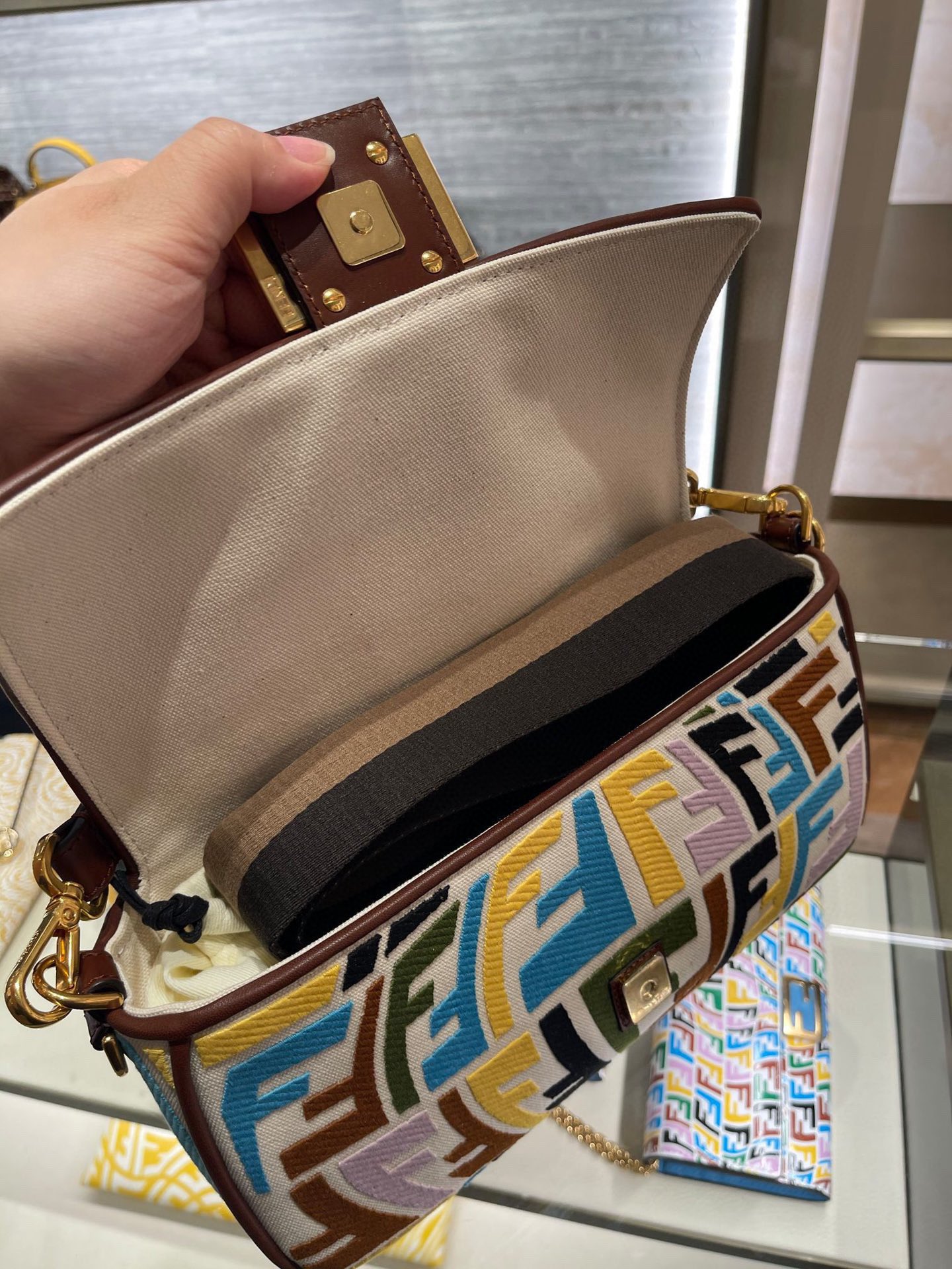 [TOP] FENDI Embroidery Baguette Bag - 26x13x6cm