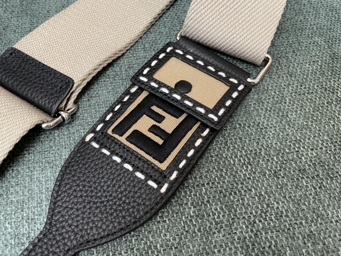 [TOP] FENDI Peekaboo Bag Cowhide with snakeskin wristlet Small 23x7x20cm with Handmade Outer Seams - Black