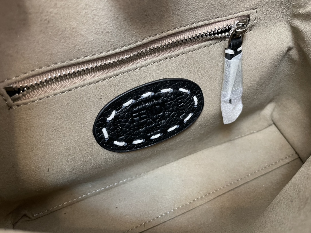 [TOP] FENDI Peekaboo Bag Cowhide with snakeskin wristlet Small 23x7x20cm with Handmade Outer Seams - Black