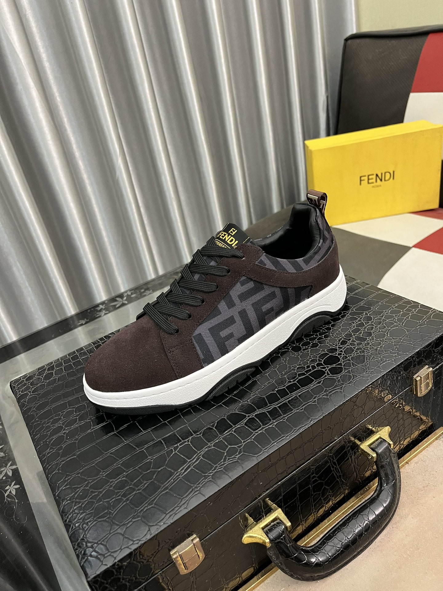 [TOP] FENDI Modern Casual Shoes - Two Colors