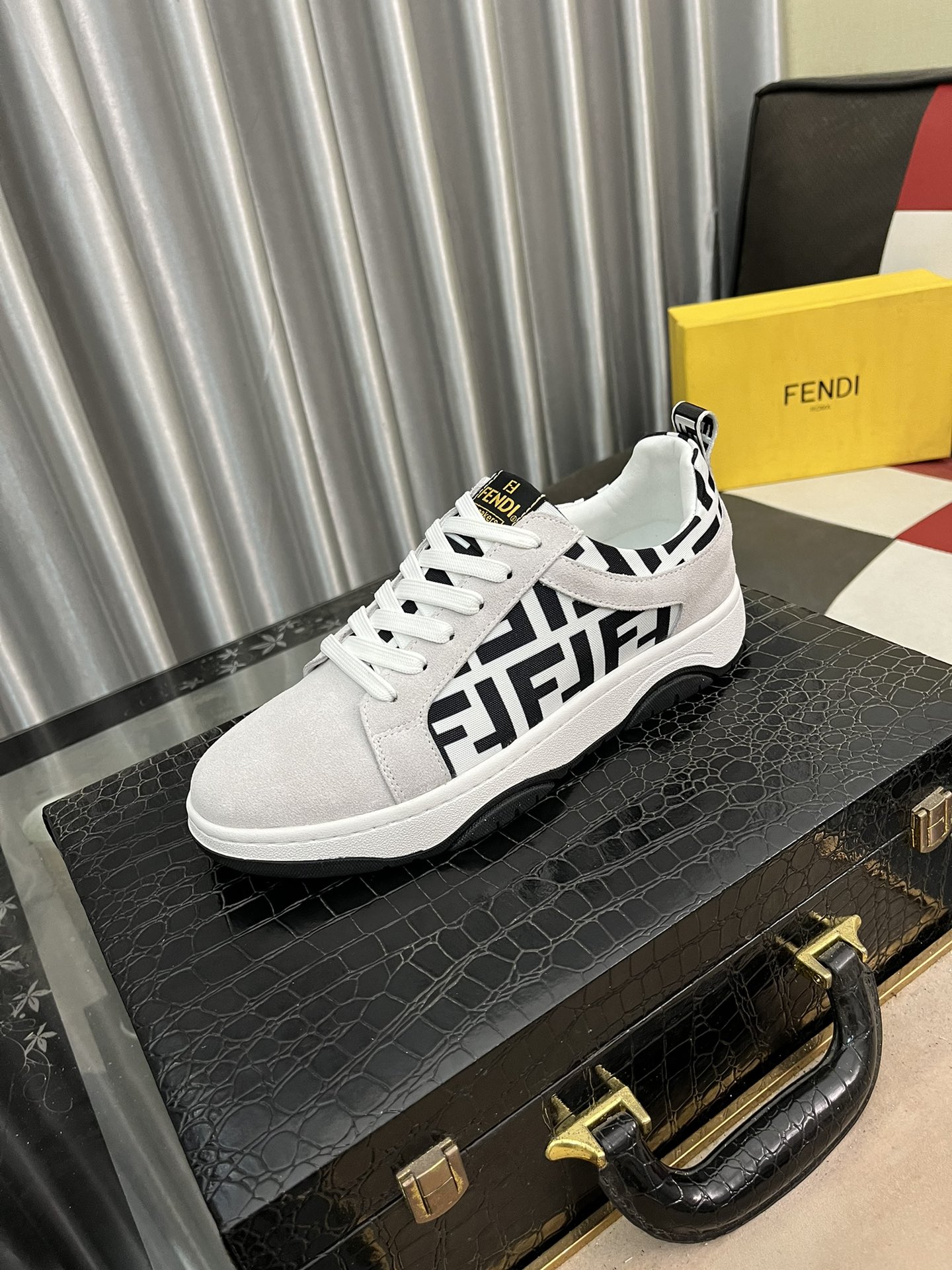 [TOP] FENDI Modern Casual Shoes - Two Colors