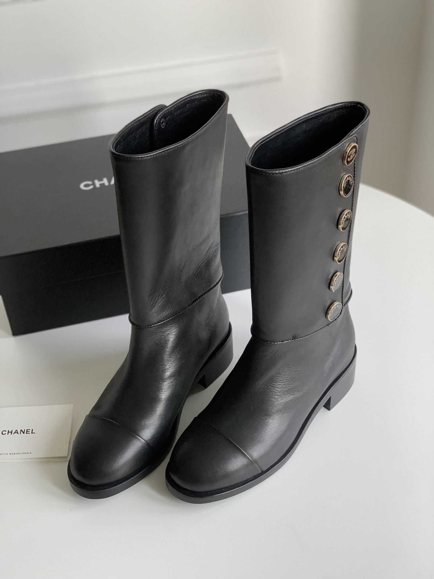 [TOP] CHANEL Button Series Cowhide Boots - Black