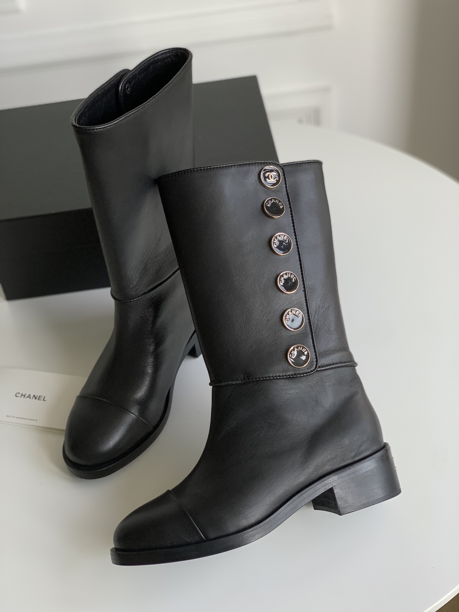 [TOP] CHANEL Button Series Cowhide Boots - Black