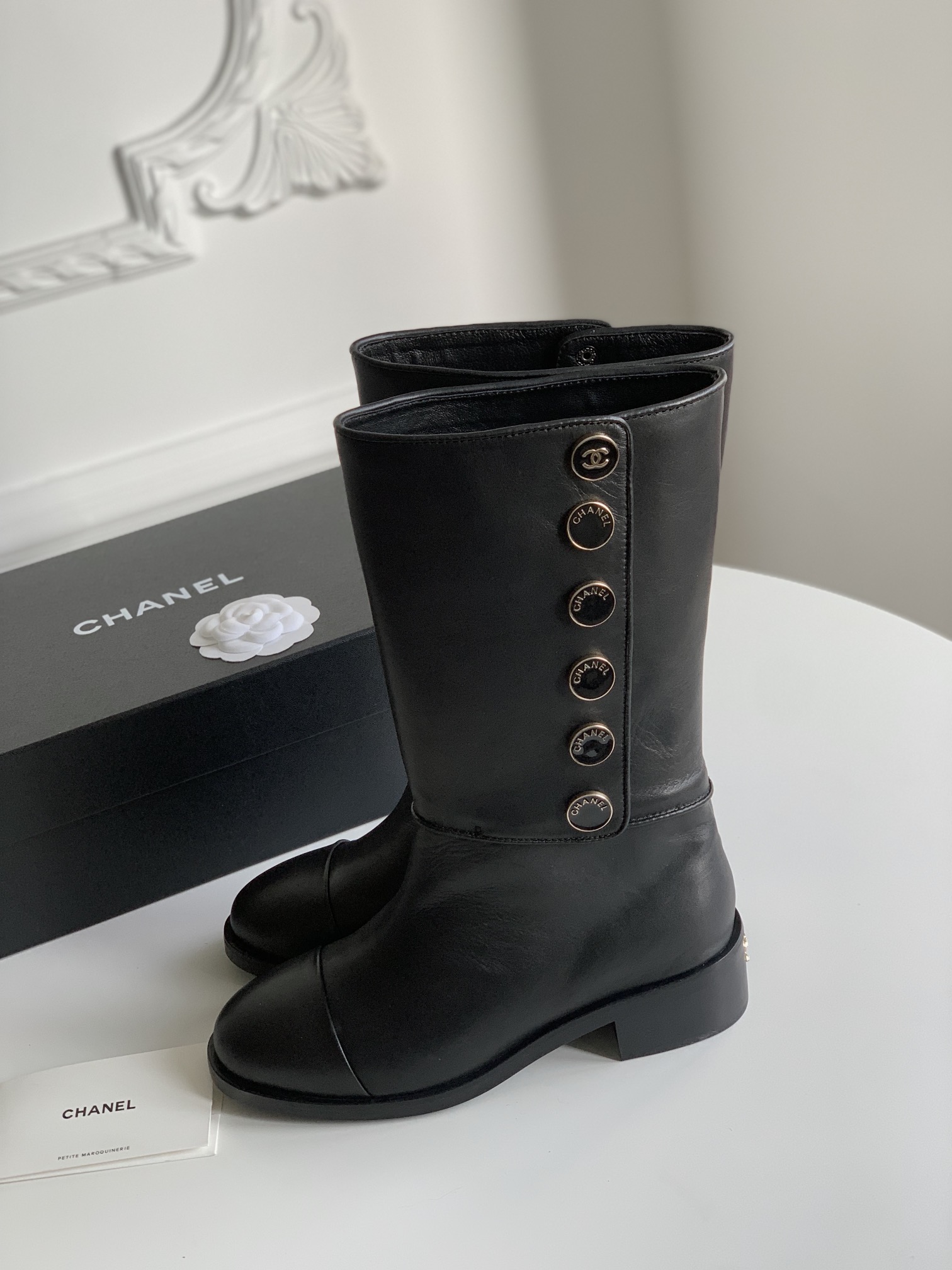 [TOP] CHANEL Button Series Cowhide Boots - Black