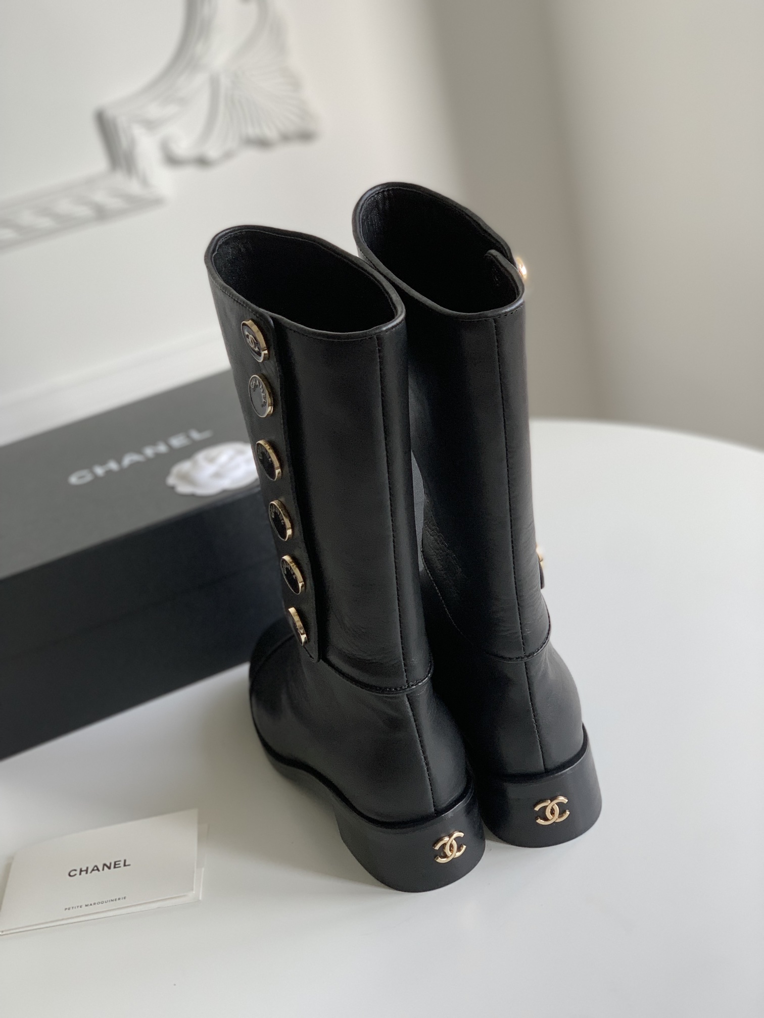 [TOP] CHANEL Button Series Cowhide Boots - Black