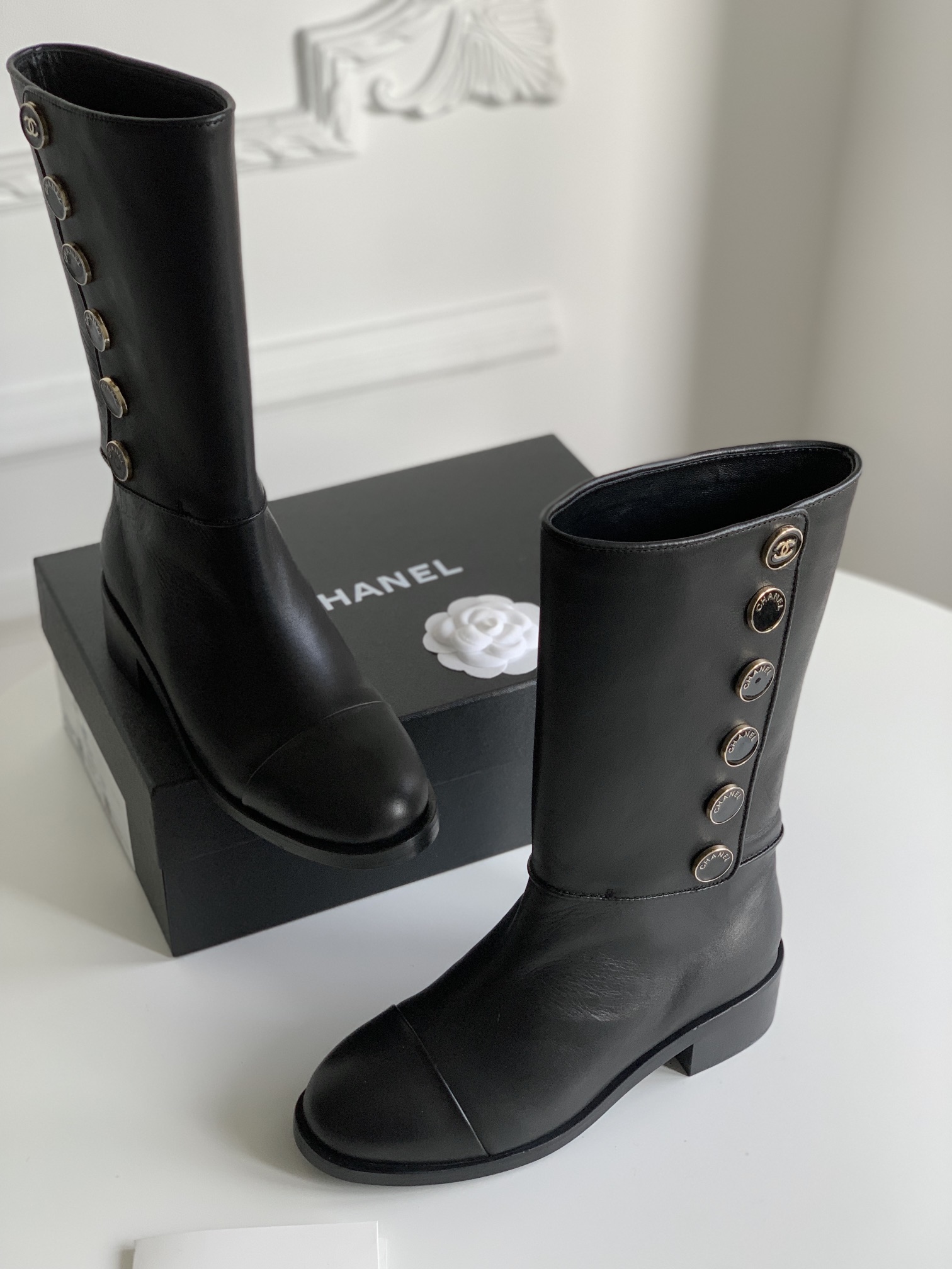 [TOP] CHANEL Button Series Cowhide Boots - Black