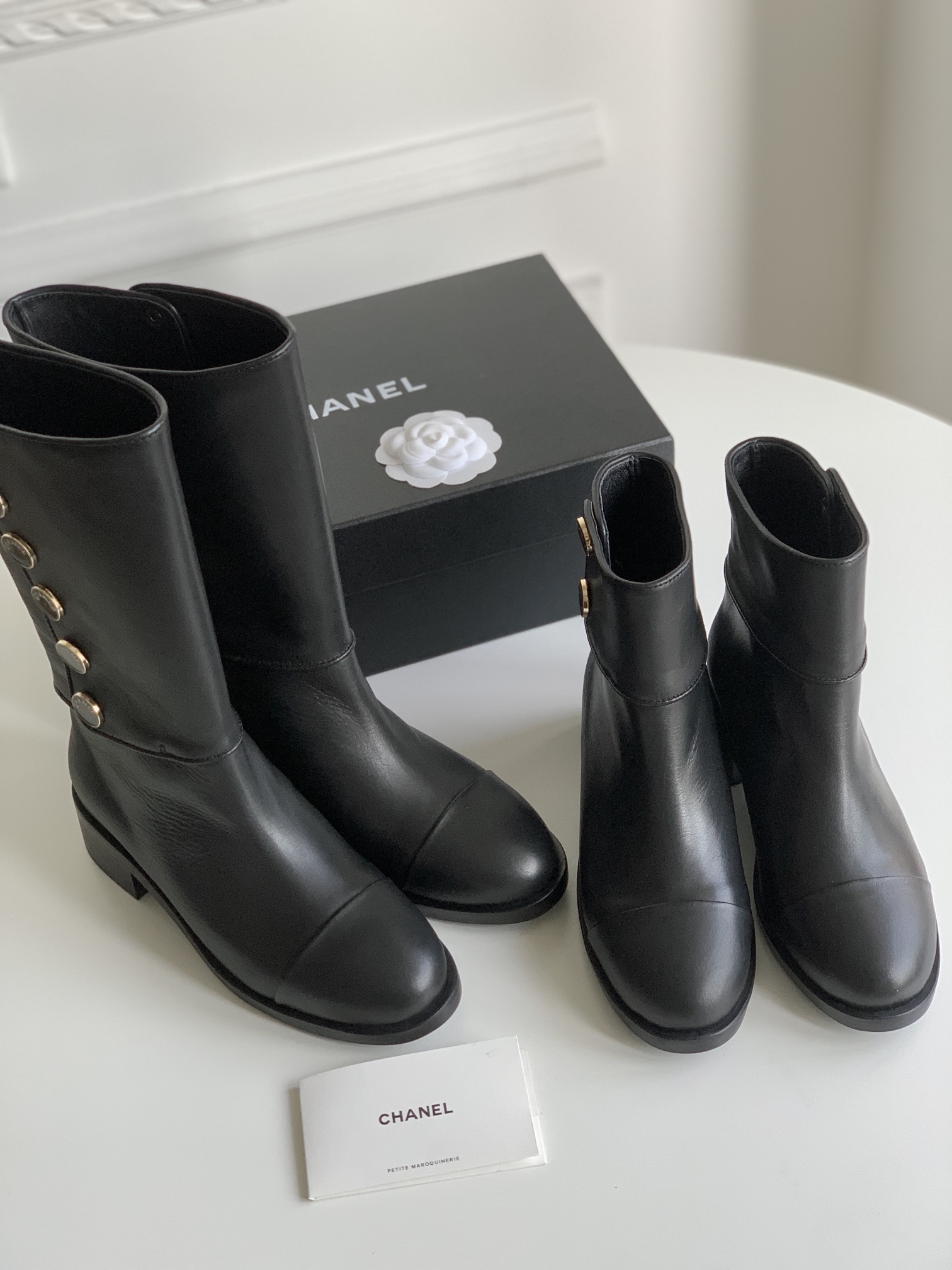 [TOP] CHANEL Button Series Cowhide Boots - Black