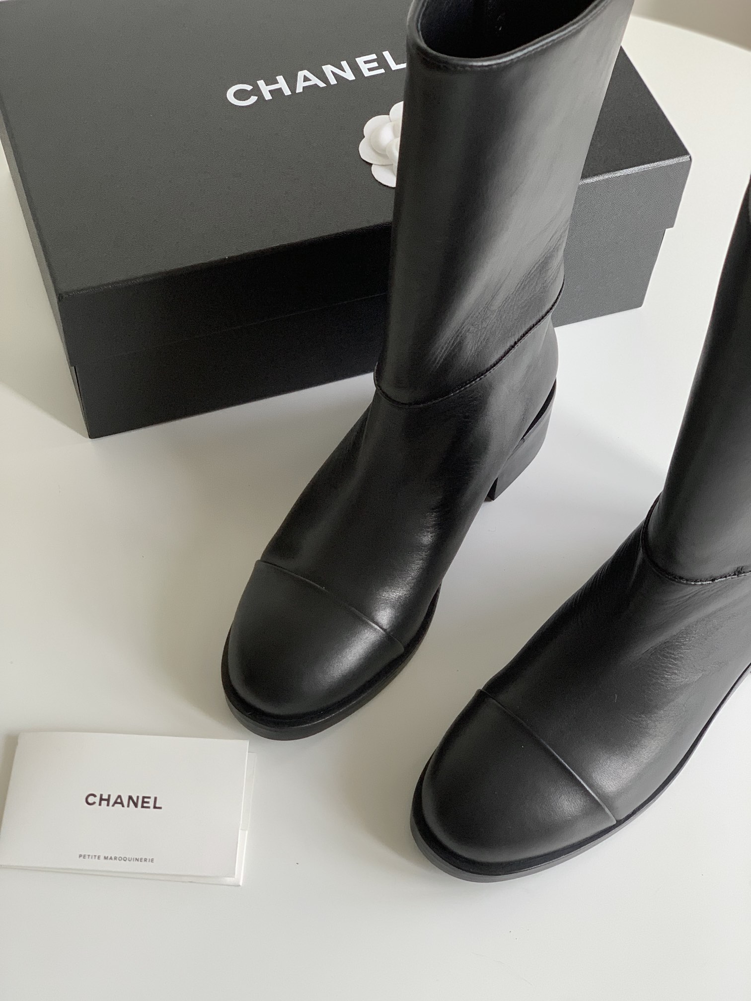 [TOP] CHANEL Button Series Cowhide Boots - Black