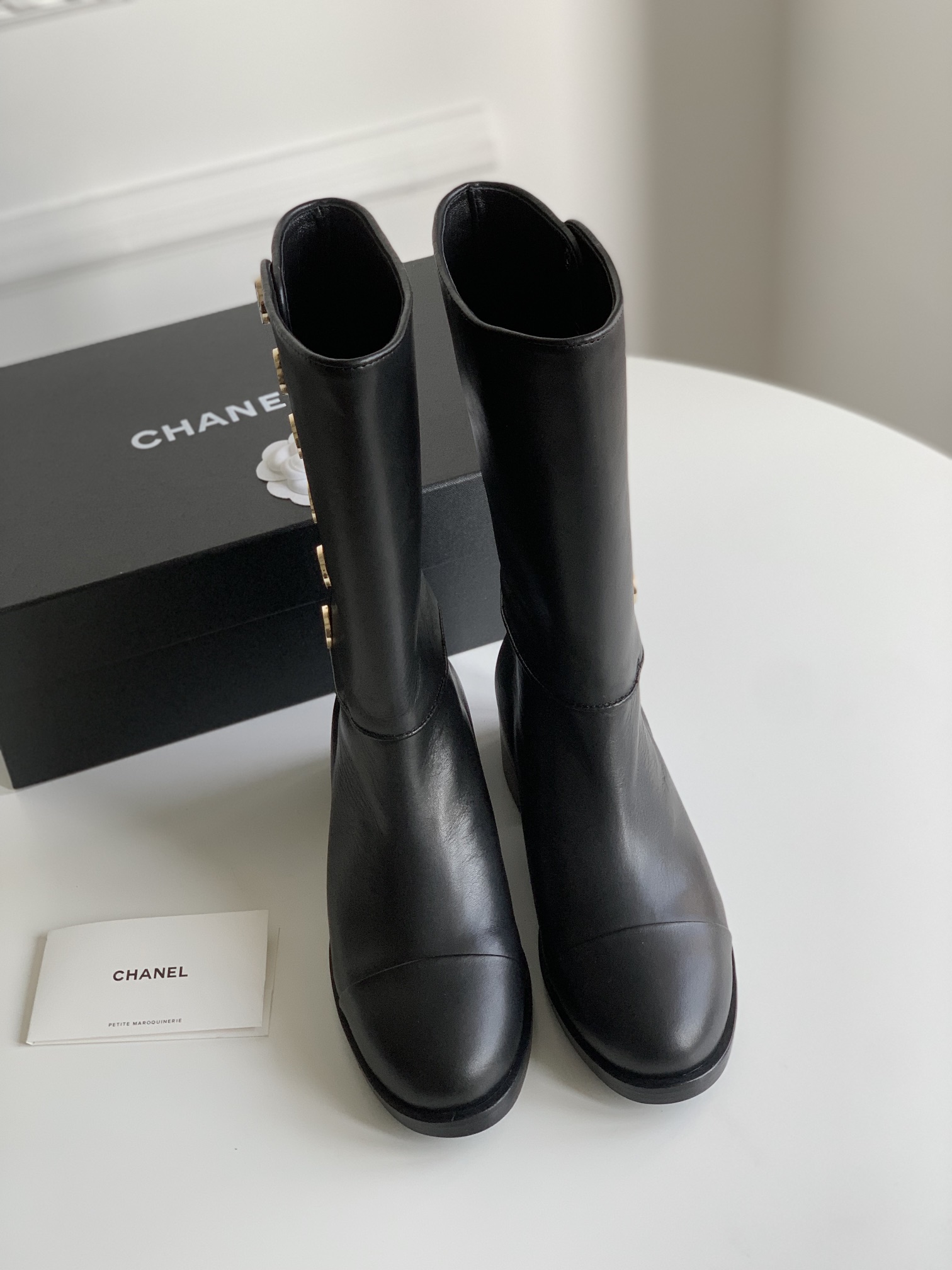 [TOP] CHANEL Button Series Cowhide Boots - Black
