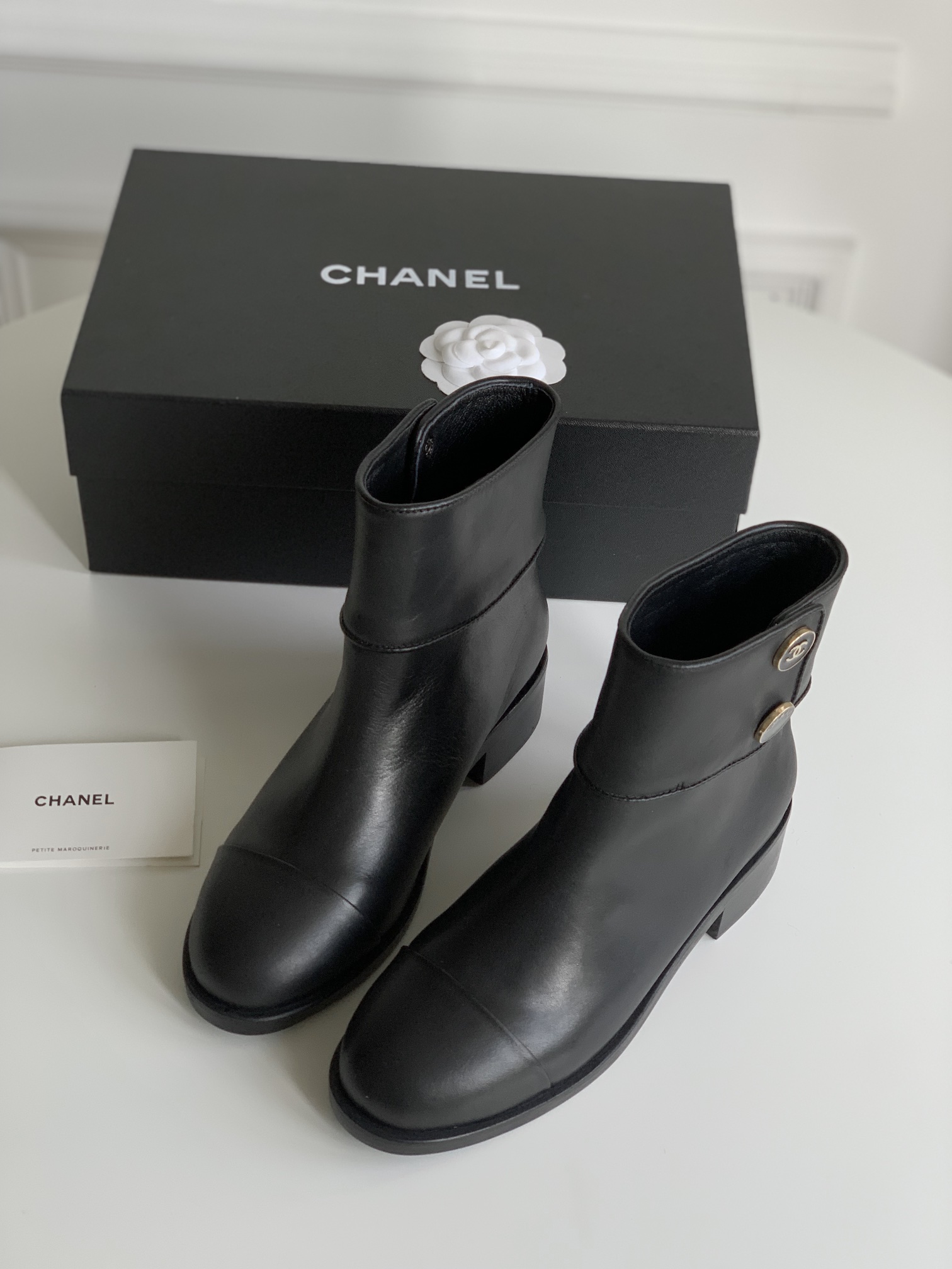 [TOP] CHANEL Button Series Cowhide Boots - Black