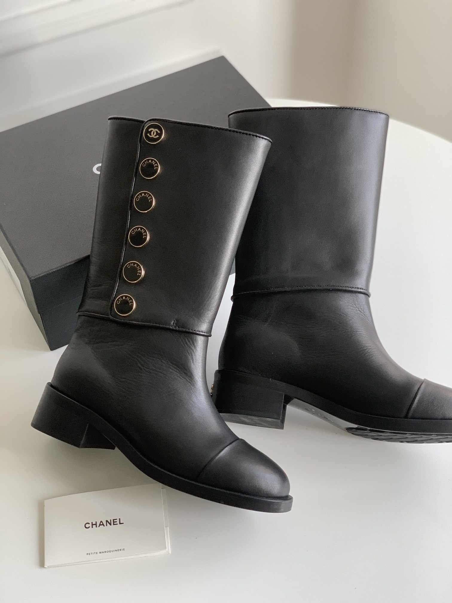 [TOP] CHANEL Button Series Cowhide Boots - Black